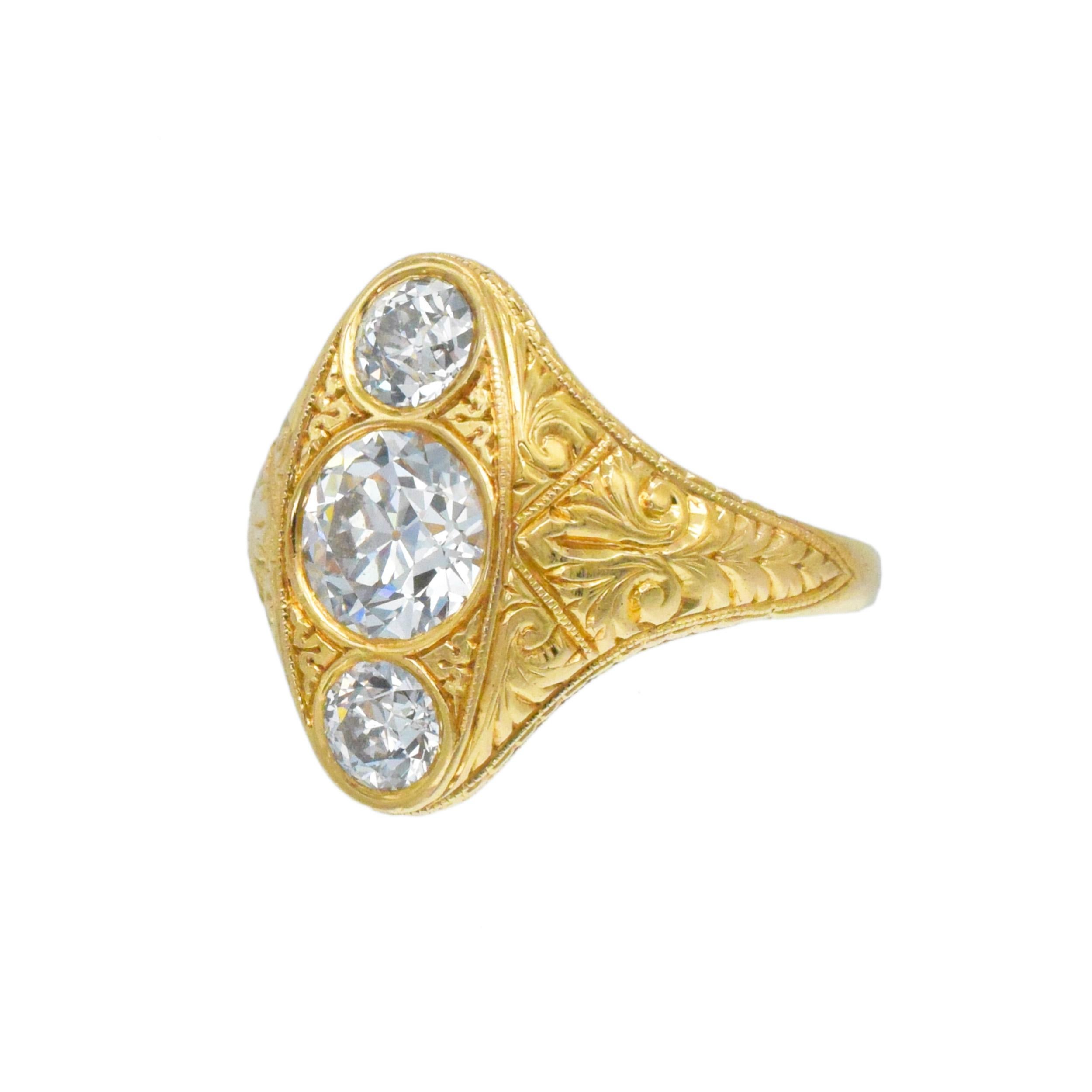 Bague ancienne à trois pierres et diamants en vente 1