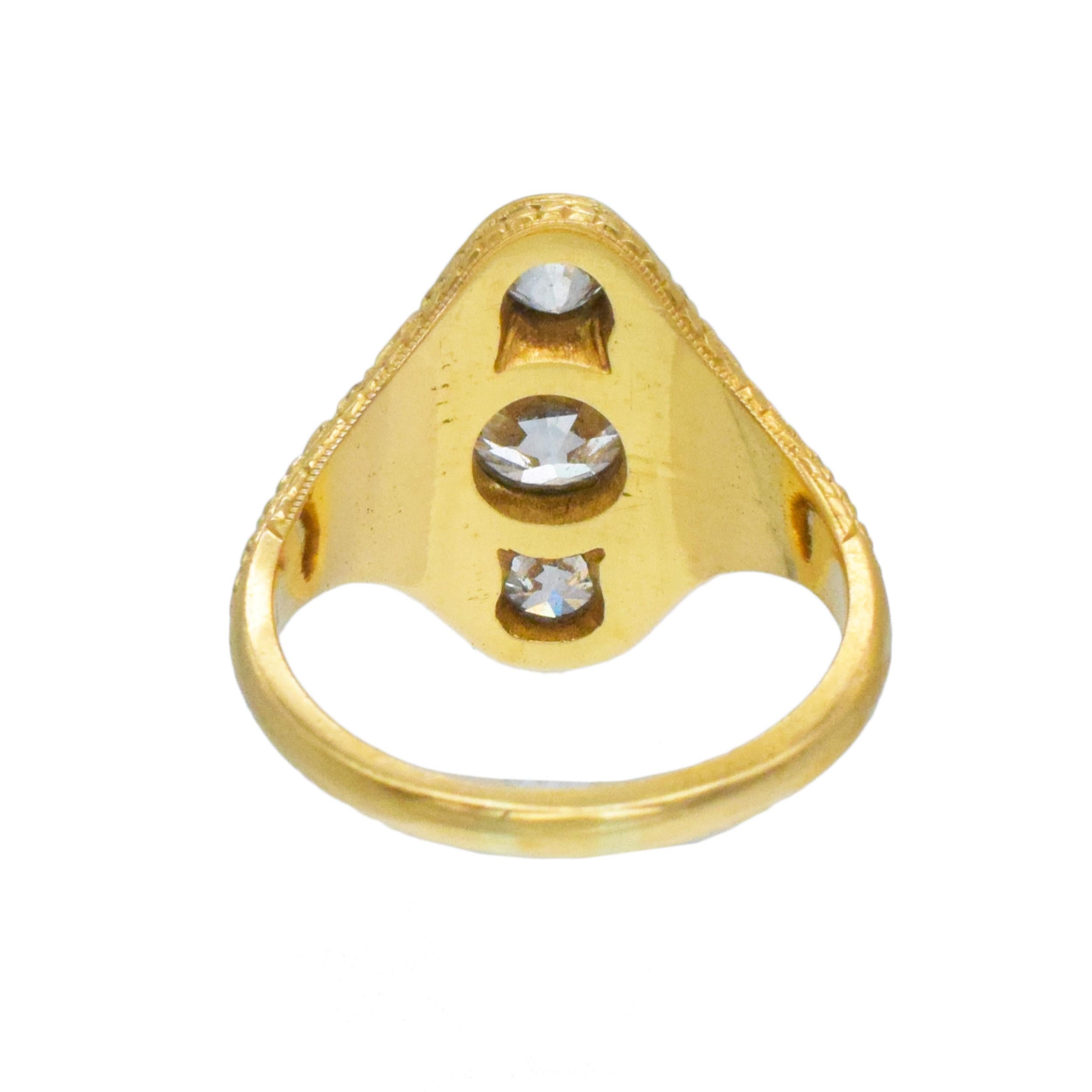 Bague ancienne à trois pierres et diamants en vente 2