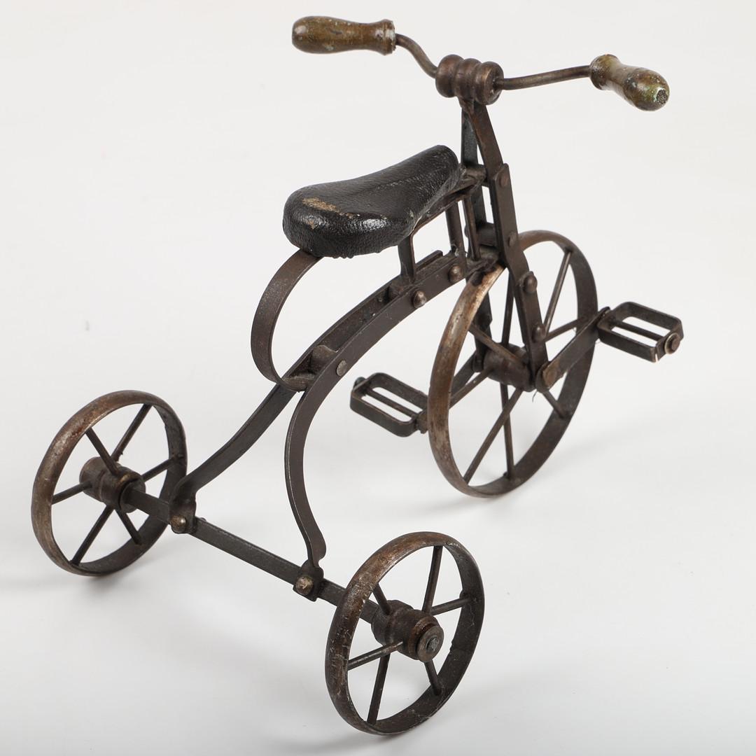 Belge Sculpture décorative de bicyclette ancienne à 3 roues forgée CYCLE Home Decor en vente