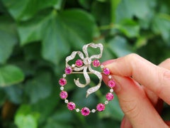 Antike Gelbgoldbrosche mit 3,00 Karat Burma-Rubin und 1,02 Karat Diamant