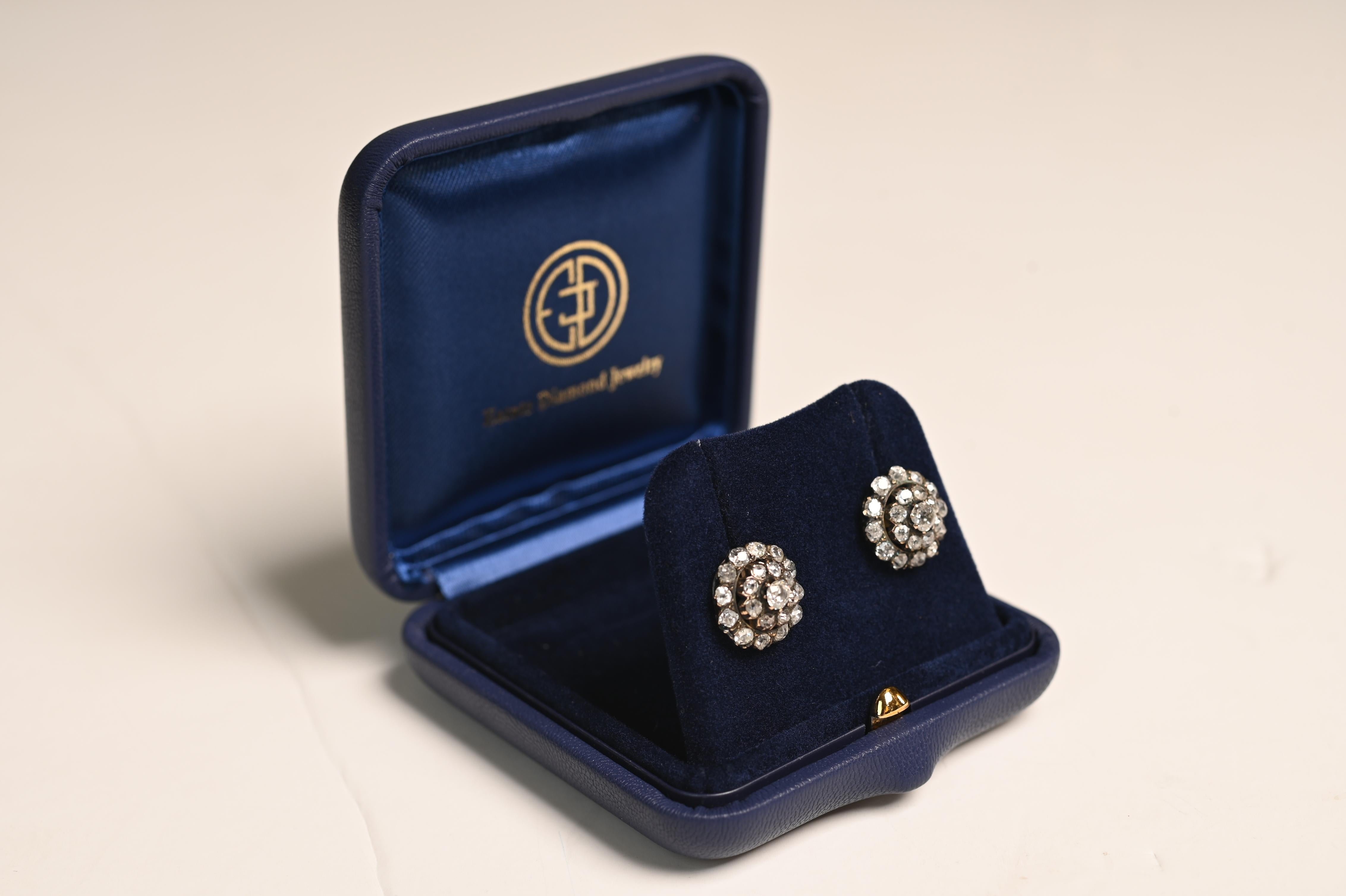 Dieses exquisite Paar antiker Diamant-Cluster-Ohrringe stammt aus der viktorianischen Ära, etwa 1840. Diese in sorgfältiger Handarbeit aus 18-karätigem Gelbgold gefertigten Ohrringe zeigen ein zeitloses florales Design und verkörpern die Eleganz und