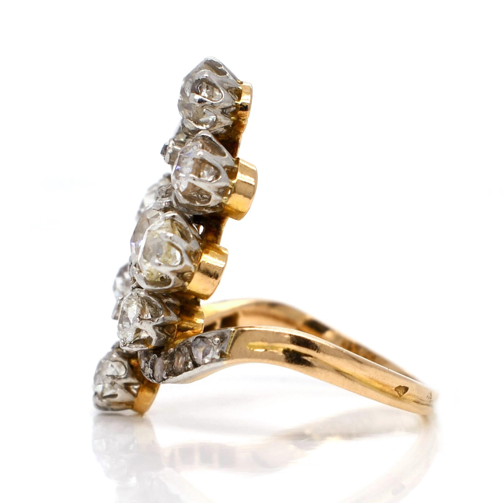 Dieser Ring wurde um 1900 in Frankreich hergestellt und befindet sich in einem ausgezeichneten, antiken Zustand. 

- Ein Diamant im Altminenschliff, ca. 5,5 x 5,5 mm/ 0,75 ct (H/ VS2)
- Acht kleinere Diamanten im Altminenschliff, insgesamt ca. 2,12