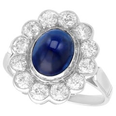 Bague grappe ancienne en or blanc avec saphir cabochon de 3,03 carats et diamants de 1,80 carat