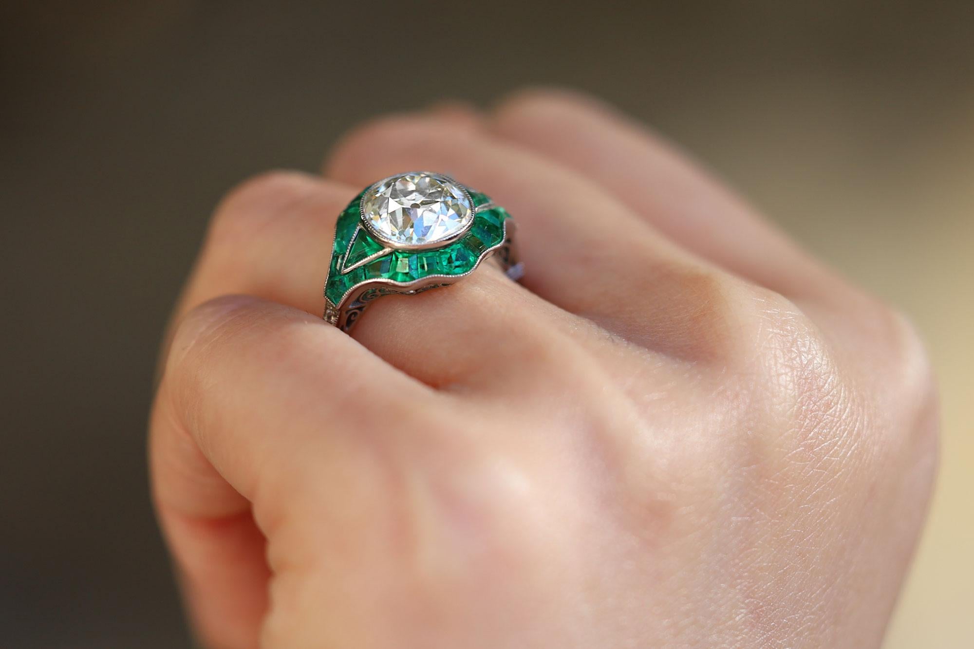 Antiker Verlobungsring aus Platin mit 3,05 Karat Diamant im alten Minenschliff und Smaragd (Alteuropäischer Brillantschliff) im Angebot