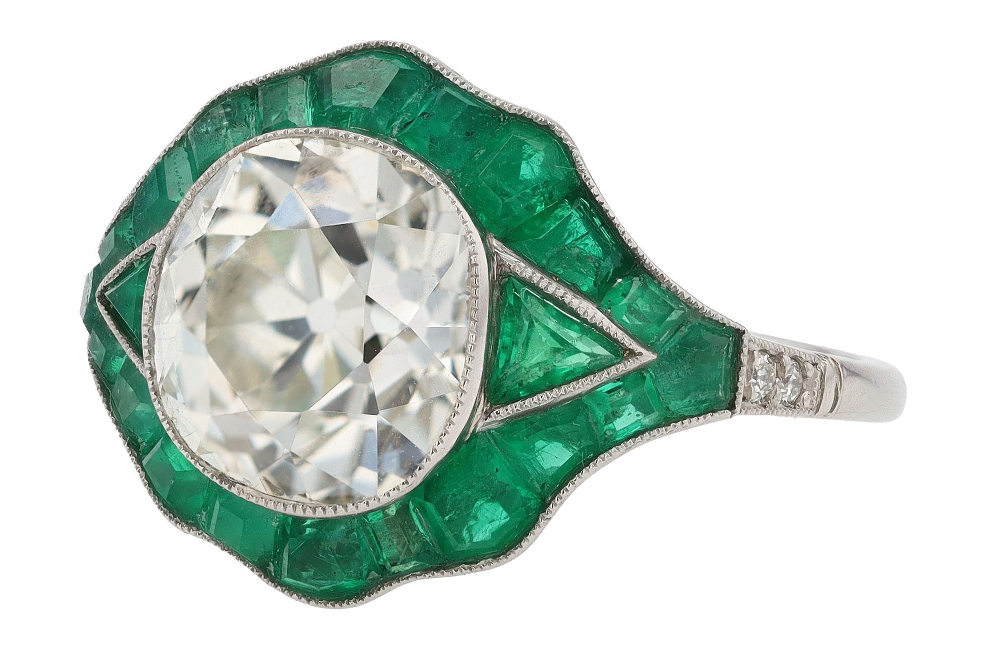Antiker Verlobungsring aus Platin mit 3,05 Karat Diamant im alten Minenschliff und Smaragd im Angebot