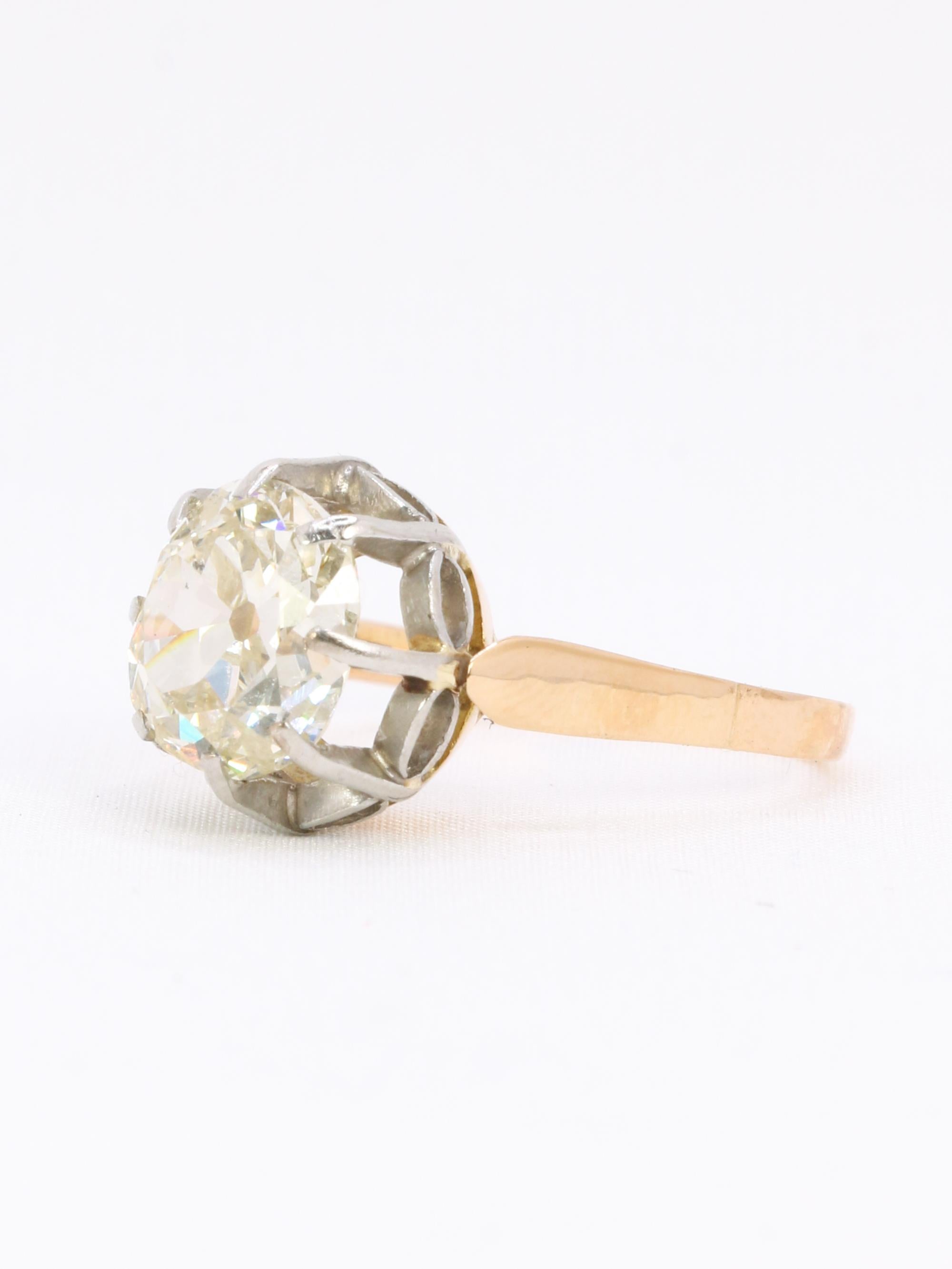 Taglio vecchia miniera Antico anello solitario con diamante Old Mine Cut da 3,07 carati in vendita