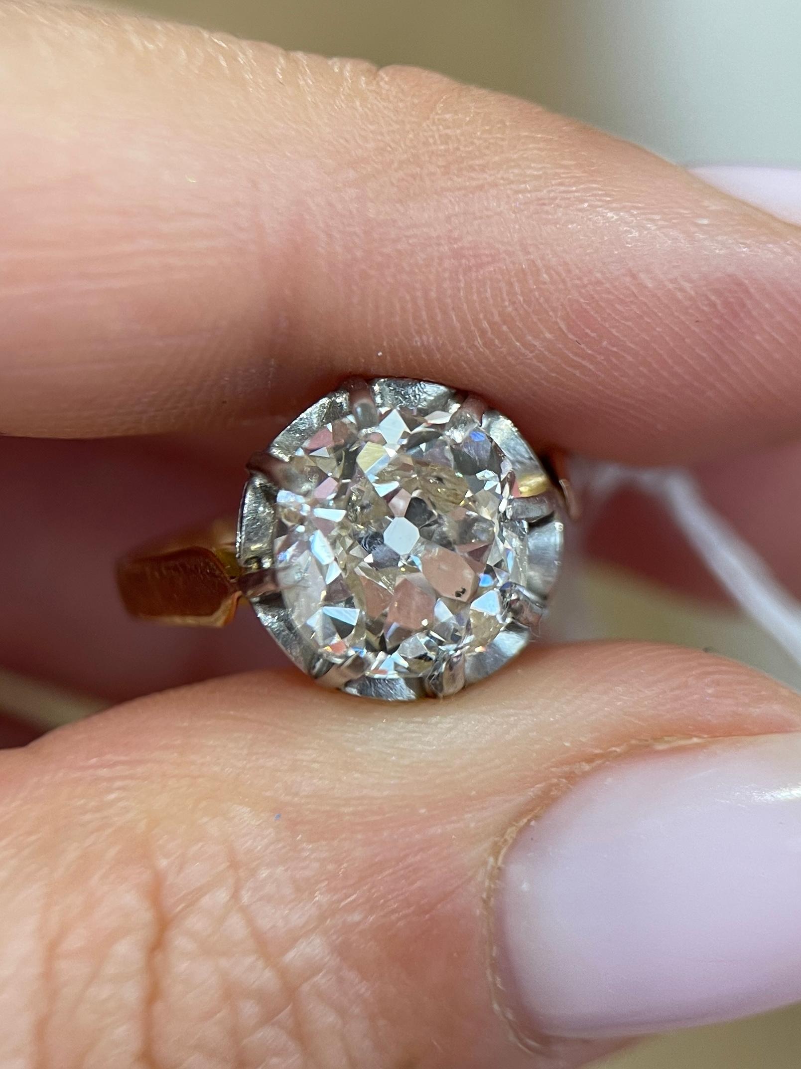 Antico anello solitario con diamante Old Mine Cut da 3,07 carati in vendita 3
