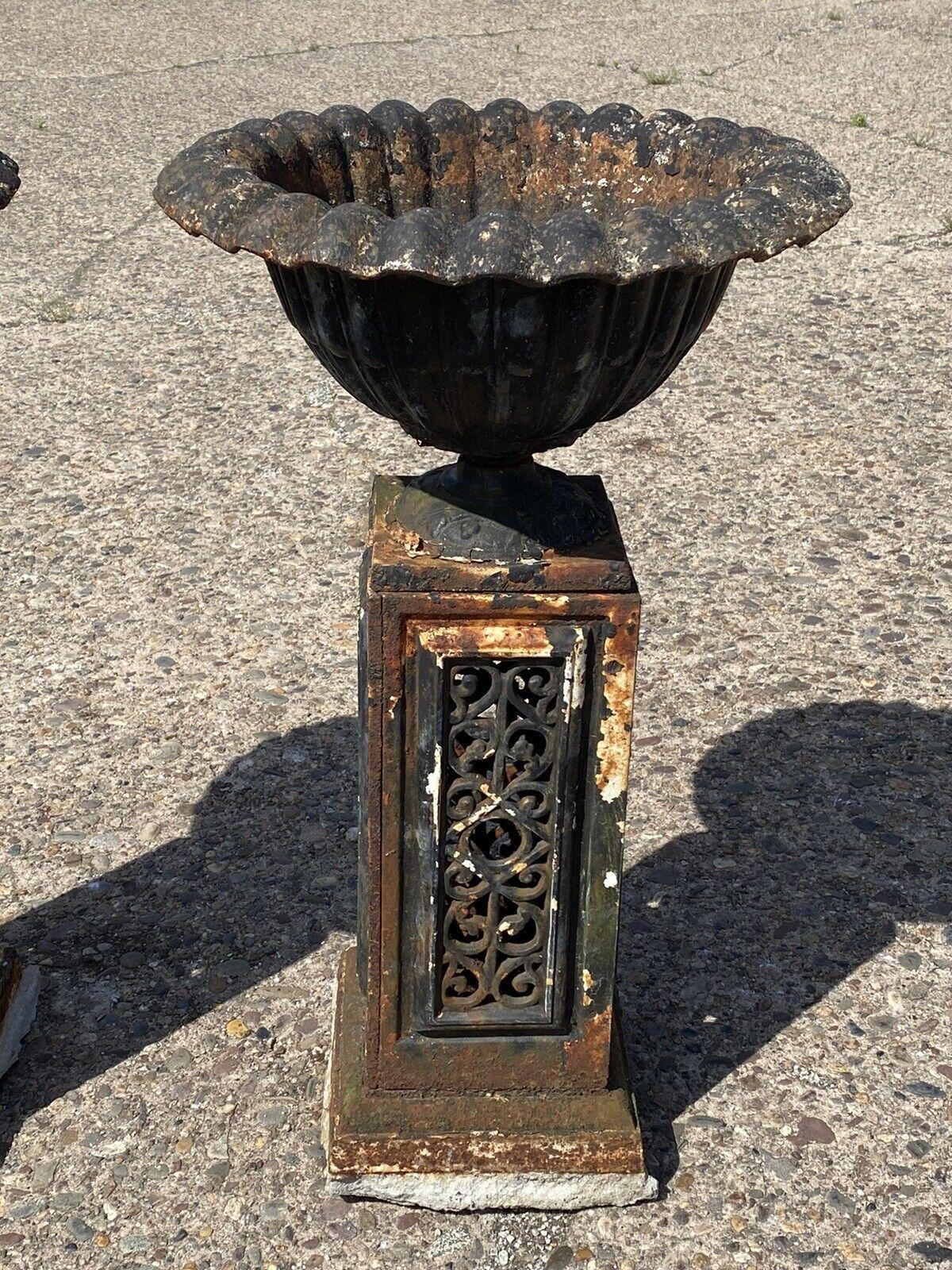 Antique French Victorian Cast Iron Fluted Urn Garden Planter Pedestal, Pair In Good Condition For Sale In Philadelphia, PA