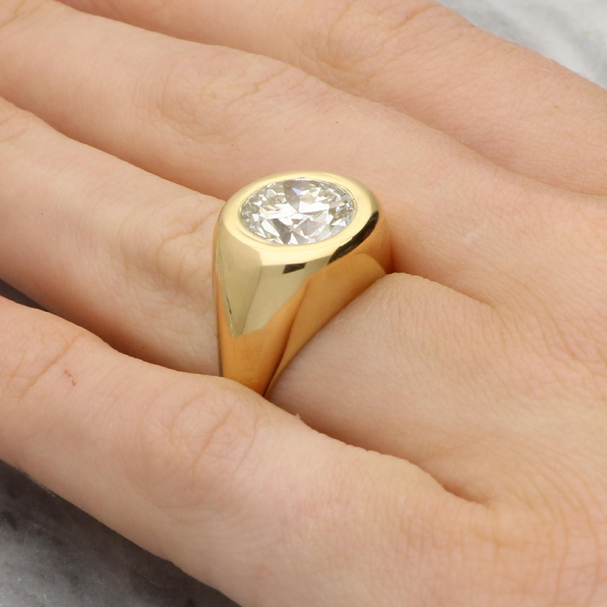 Magnifique bague ancienne en or jaune 18 carats, sertie d'un chaton en diamant de 3,12 carats. 

La pièce est sertie au centre d'un étincelant diamant de 3,12 carats de taille ancienne, solidement enchâssé dans une monture en or massif fabriquée à
