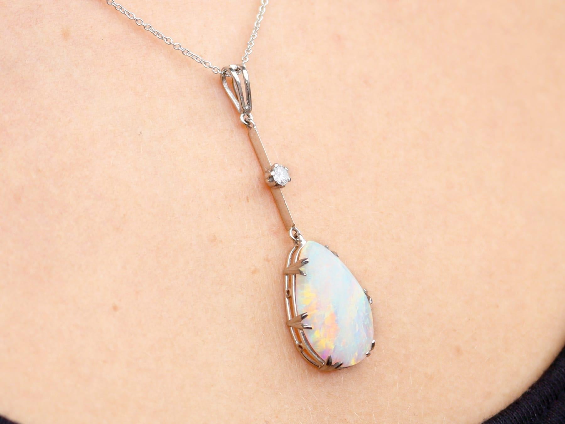 Pendentif ancien en or blanc 18 carats, opale de 3,12 carats et diamants de 0,10 carat, c. 1930 en vente 5