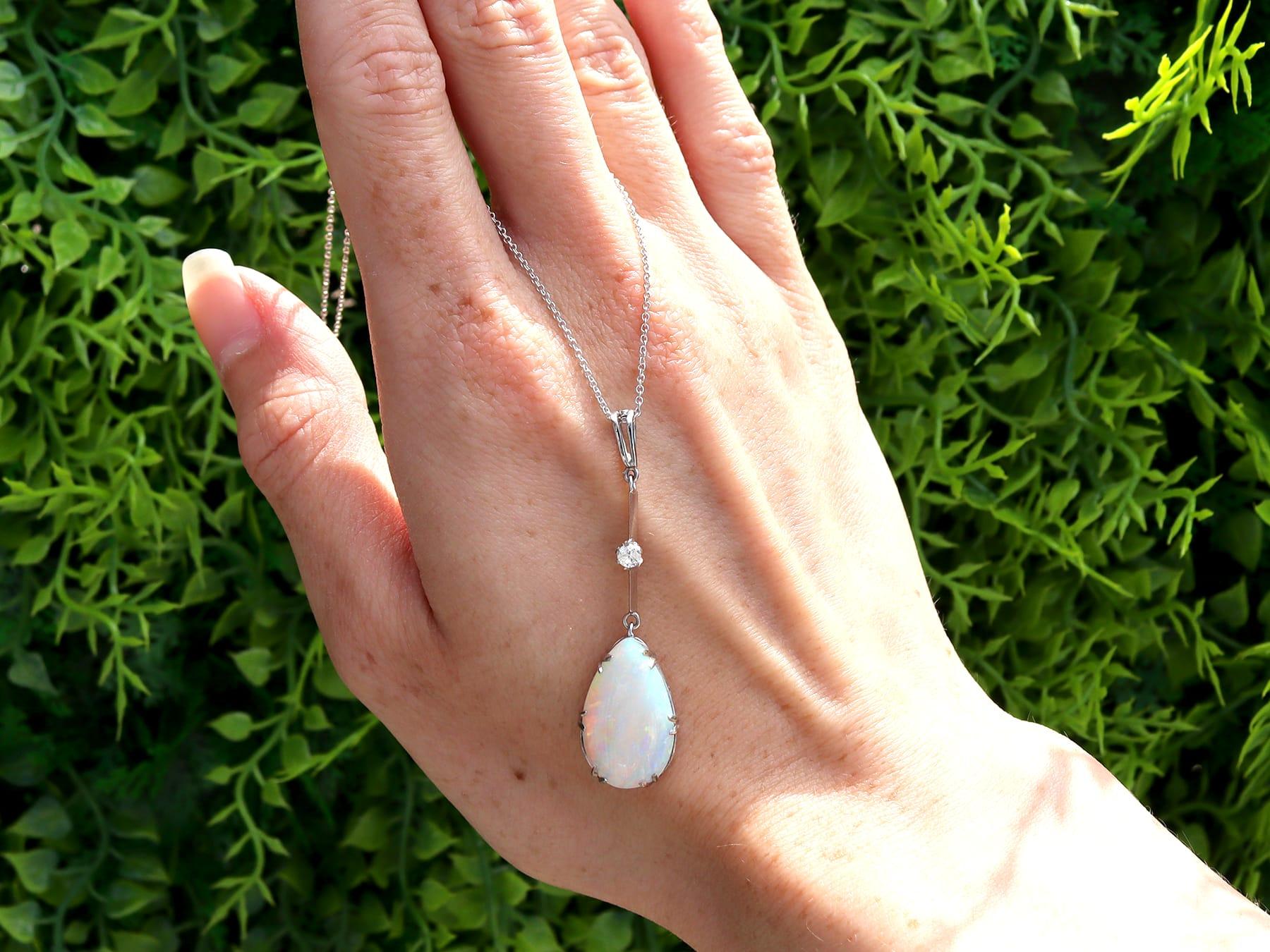 Superbe, fin et impressionnant pendentif antique en opale blanche en forme de larme de 3,12 carats et diamant de 0,10 carat, en or blanc 18 carats et en or blanc 12 carats ; faisant partie de nos collections de pendentifs en opale antique.

Ce