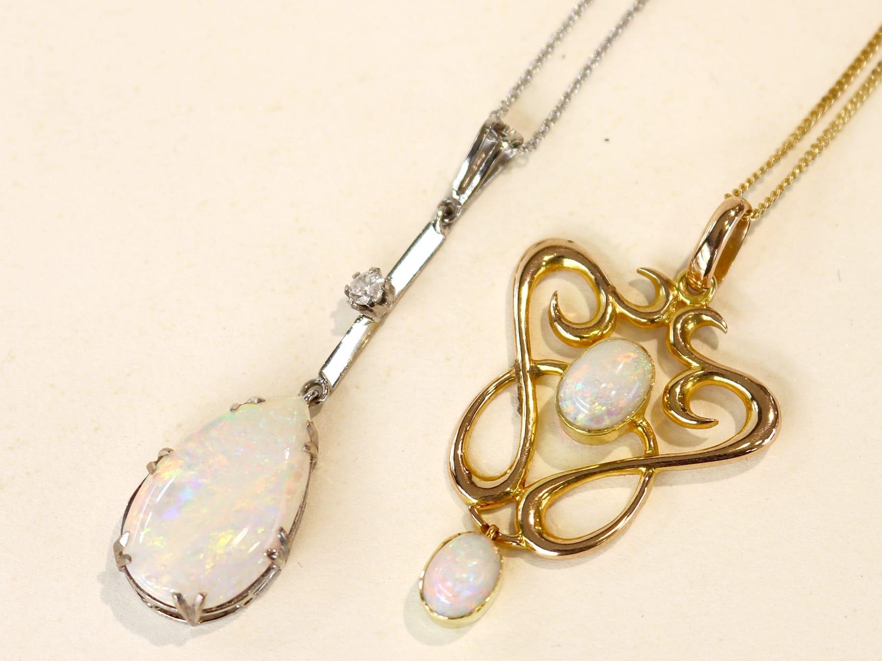 Taille cabochon Pendentif ancien en or blanc 18 carats, opale de 3,12 carats et diamants de 0,10 carat, c. 1930 en vente