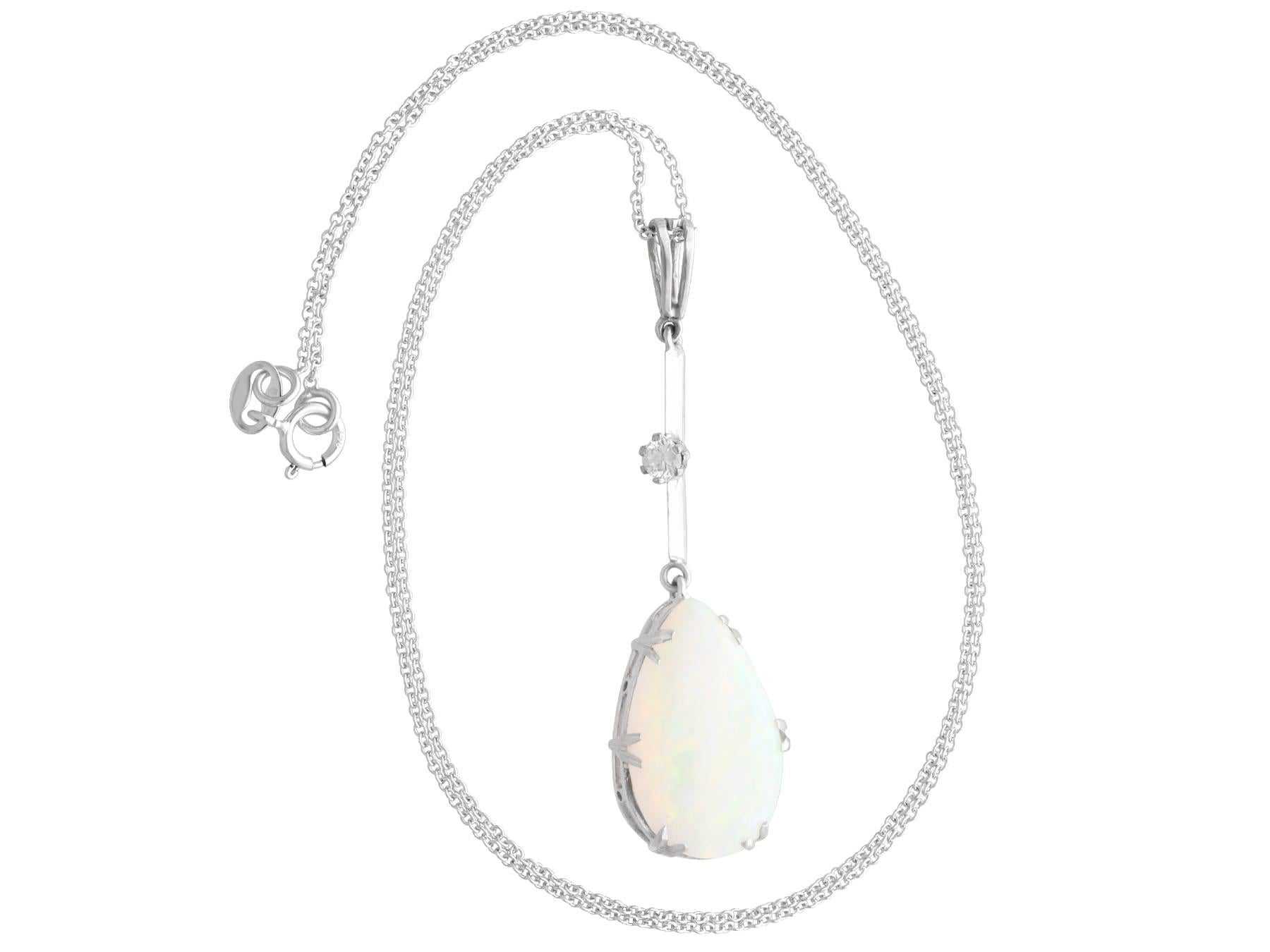 Pendentif ancien en or blanc 18 carats, opale de 3,12 carats et diamants de 0,10 carat, c. 1930 Excellent état - En vente à Jesmond, Newcastle Upon Tyne