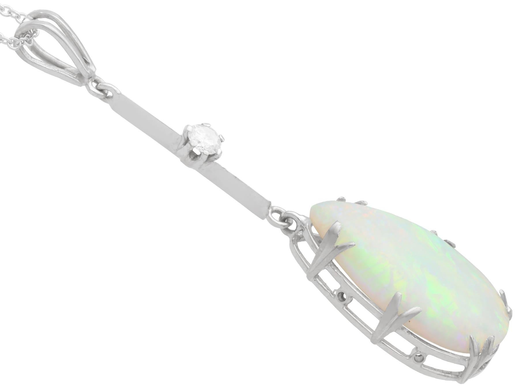 Pendentif ancien en or blanc 18 carats, opale de 3,12 carats et diamants de 0,10 carat, c. 1930 Unisexe en vente