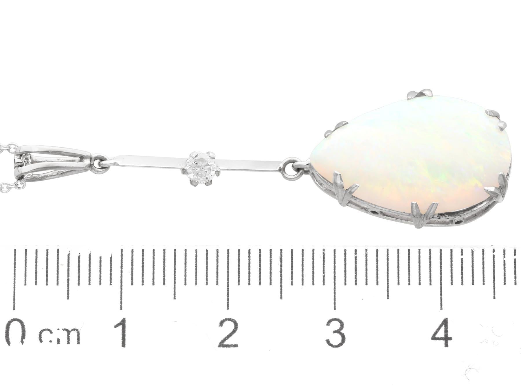 Pendentif ancien en or blanc 18 carats, opale de 3,12 carats et diamants de 0,10 carat, c. 1930 en vente 2