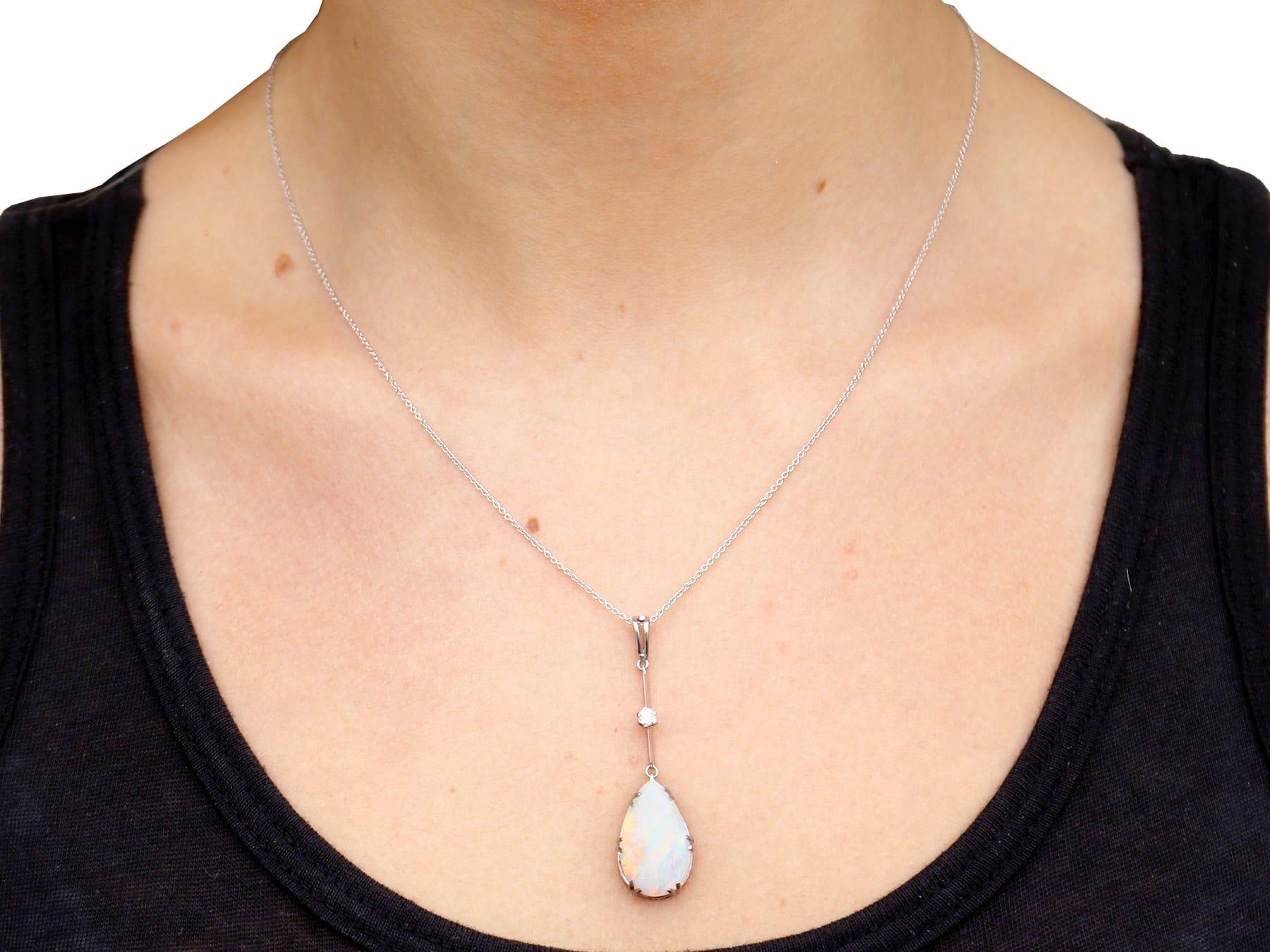 Pendentif ancien en or blanc 18 carats, opale de 3,12 carats et diamants de 0,10 carat, c. 1930 en vente 4