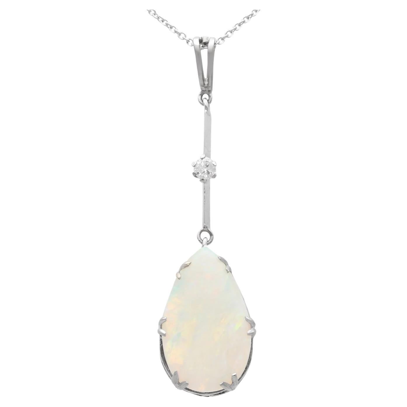 Pendentif ancien en or blanc 18 carats, opale de 3,12 carats et diamants de 0,10 carat, c. 1930