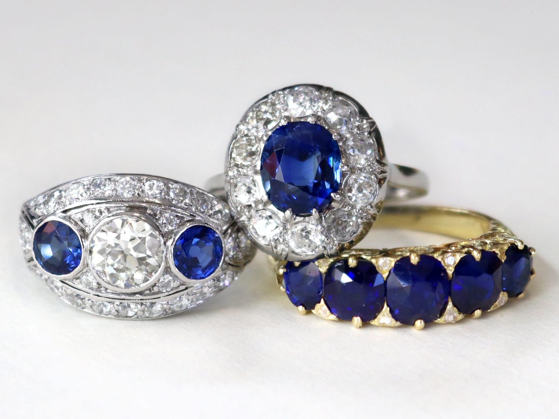 Antique 3.15 Carat Basaltic Sapphire and Diamond Five Stone Ring in Yellow Gold In Excellent Condition For Sale In Jesmond, Newcastle Upon Tyne