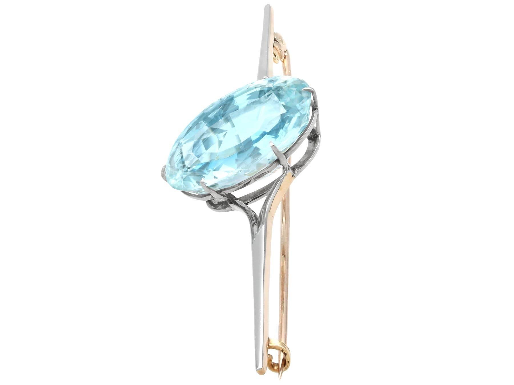 Antike 31.68 Karat Aquamarin und 18k Gelbgold Bar-Brosche um 1910 (Ovalschliff) im Angebot