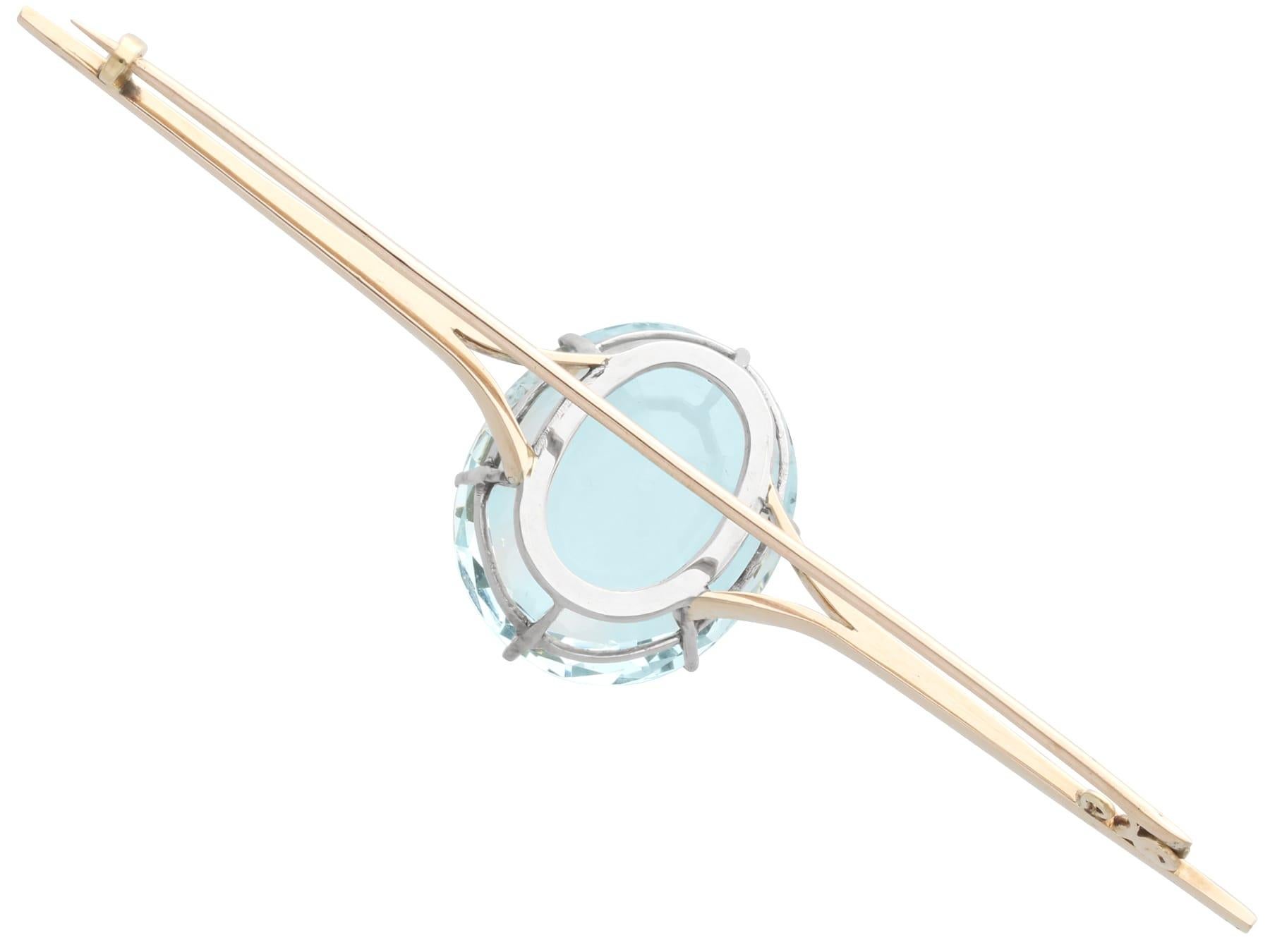 Antike 31.68 Karat Aquamarin und 18k Gelbgold Bar-Brosche um 1910 für Damen oder Herren im Angebot