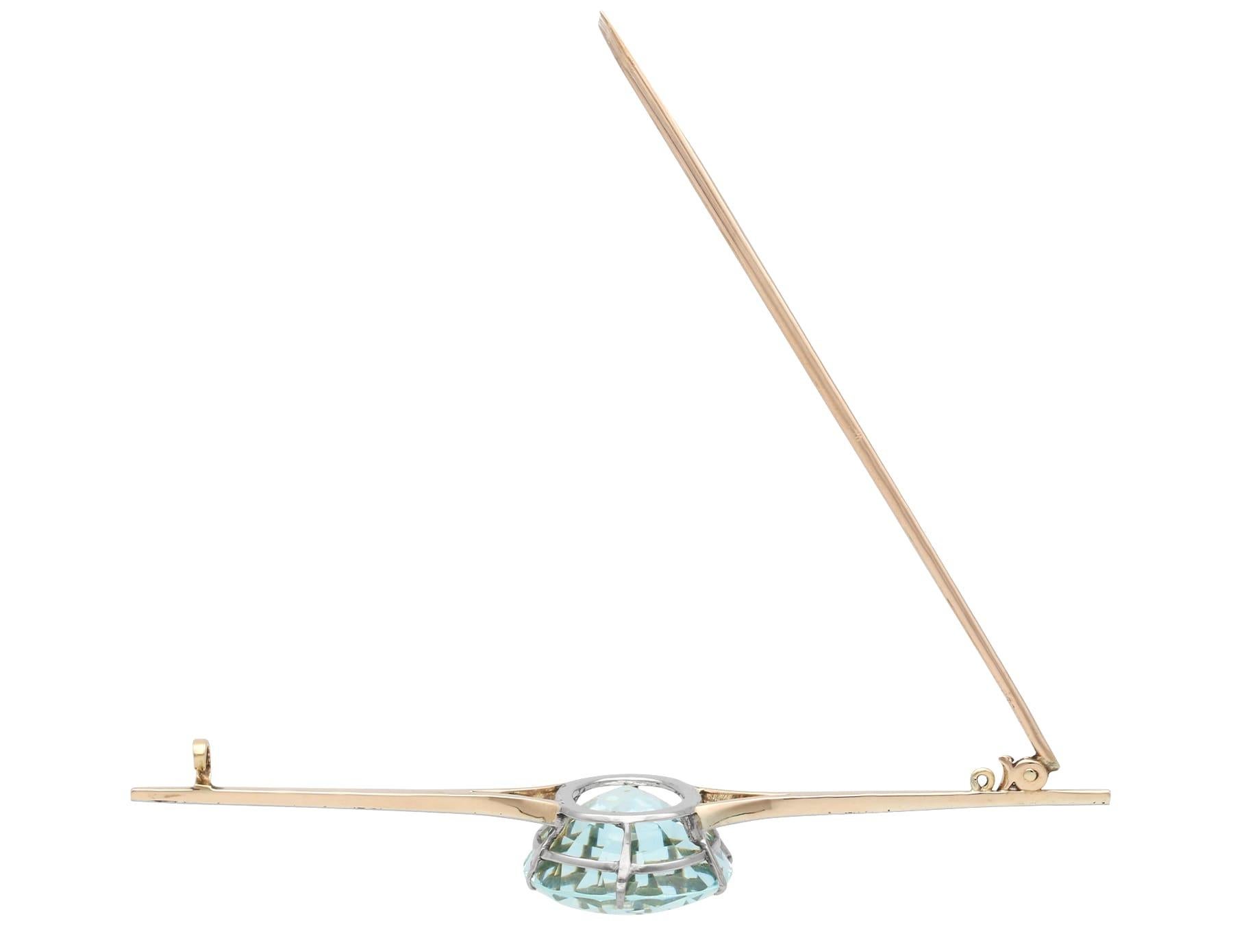 Antike 31.68 Karat Aquamarin und 18k Gelbgold Bar-Brosche um 1910 im Angebot 1