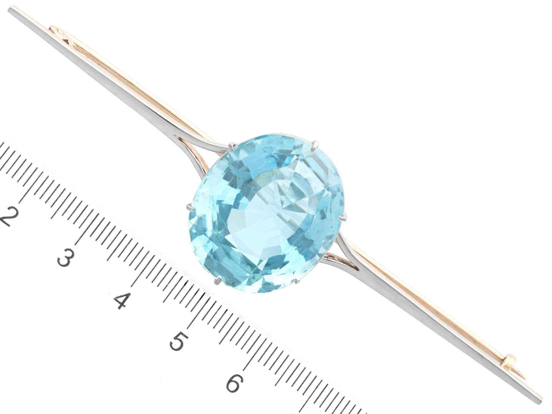 Antike 31.68 Karat Aquamarin und 18k Gelbgold Bar-Brosche um 1910 im Angebot 2