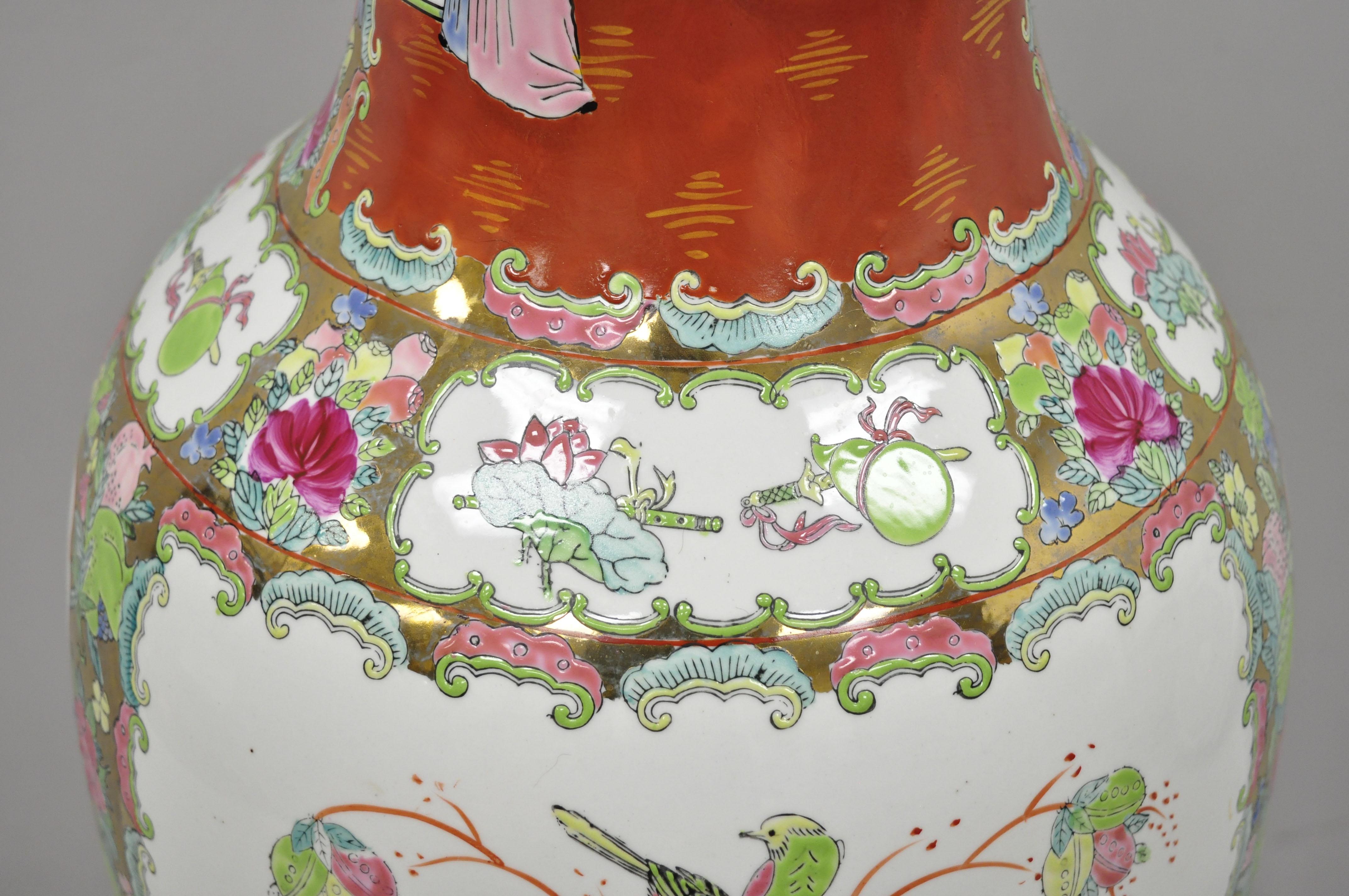 20ième siècle Antique 32 034 chinois Famille Rose Porcelaine Urne Vase Vessel Temple Jar on B en vente