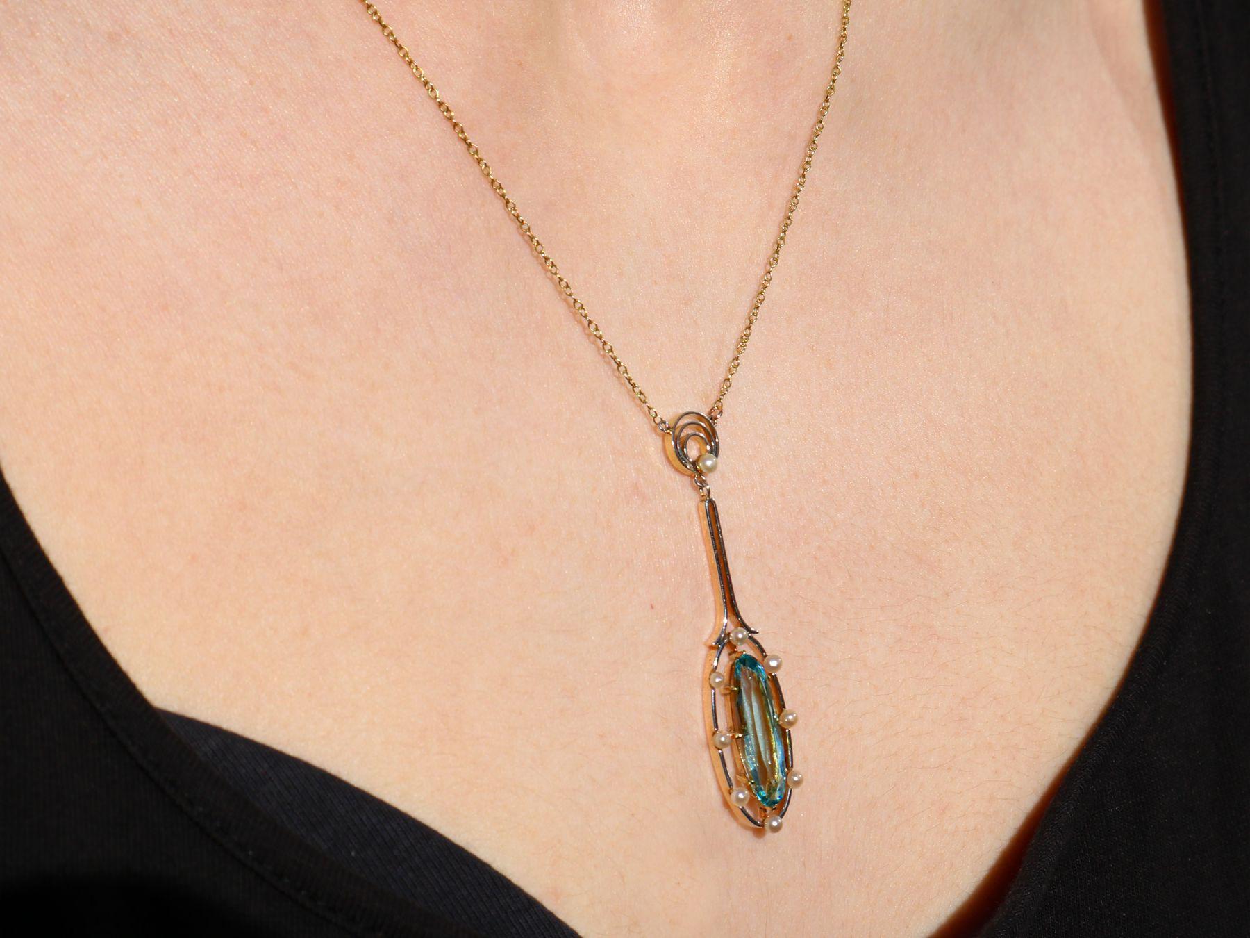 Antique 3.20 Carat Aquamarine and Pearl Yellow Gold Pendant For Sale 3