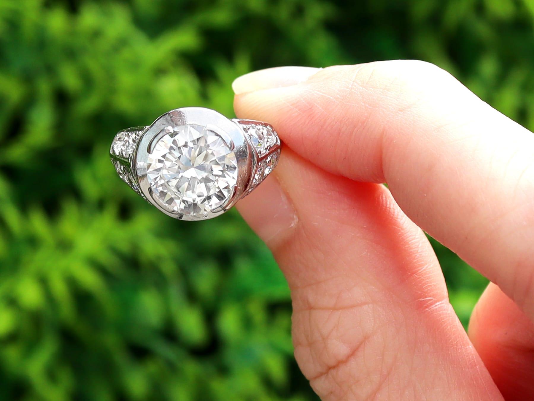 Ein atemberaubender und beeindruckender antiker Verlobungsring mit 3,20 Karat Diamant und Platin im Solitär-Stil; Teil unserer Kollektion von Verlobungsringen aus den 1920er Jahren.

Dieser atemberaubende, feine und beeindruckende antike Solitärring