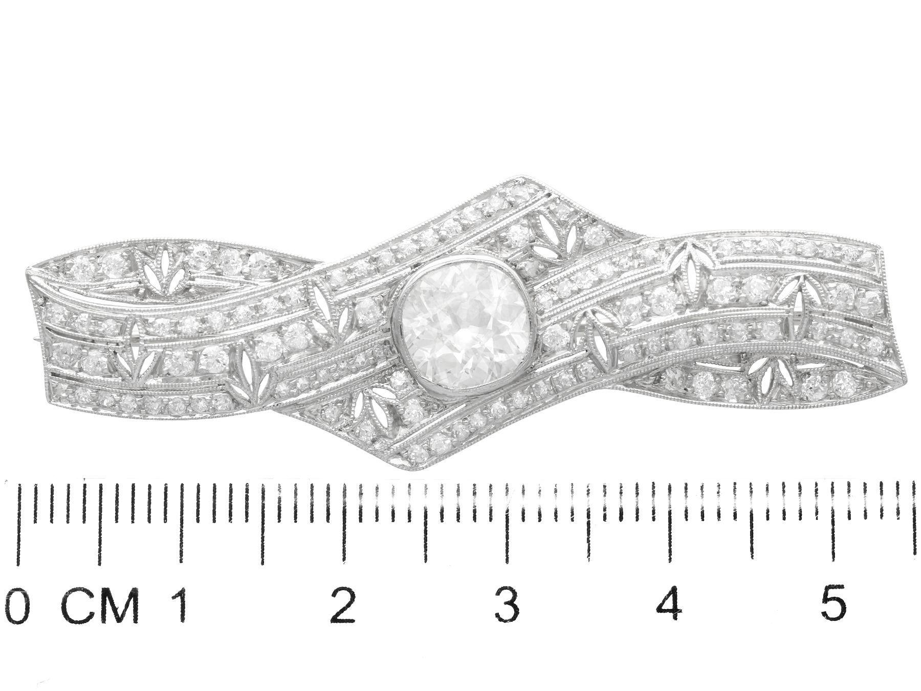 Antike Art déco-Brosche aus Platin mit 3,22 Karat Diamanten und Platin im Angebot 2