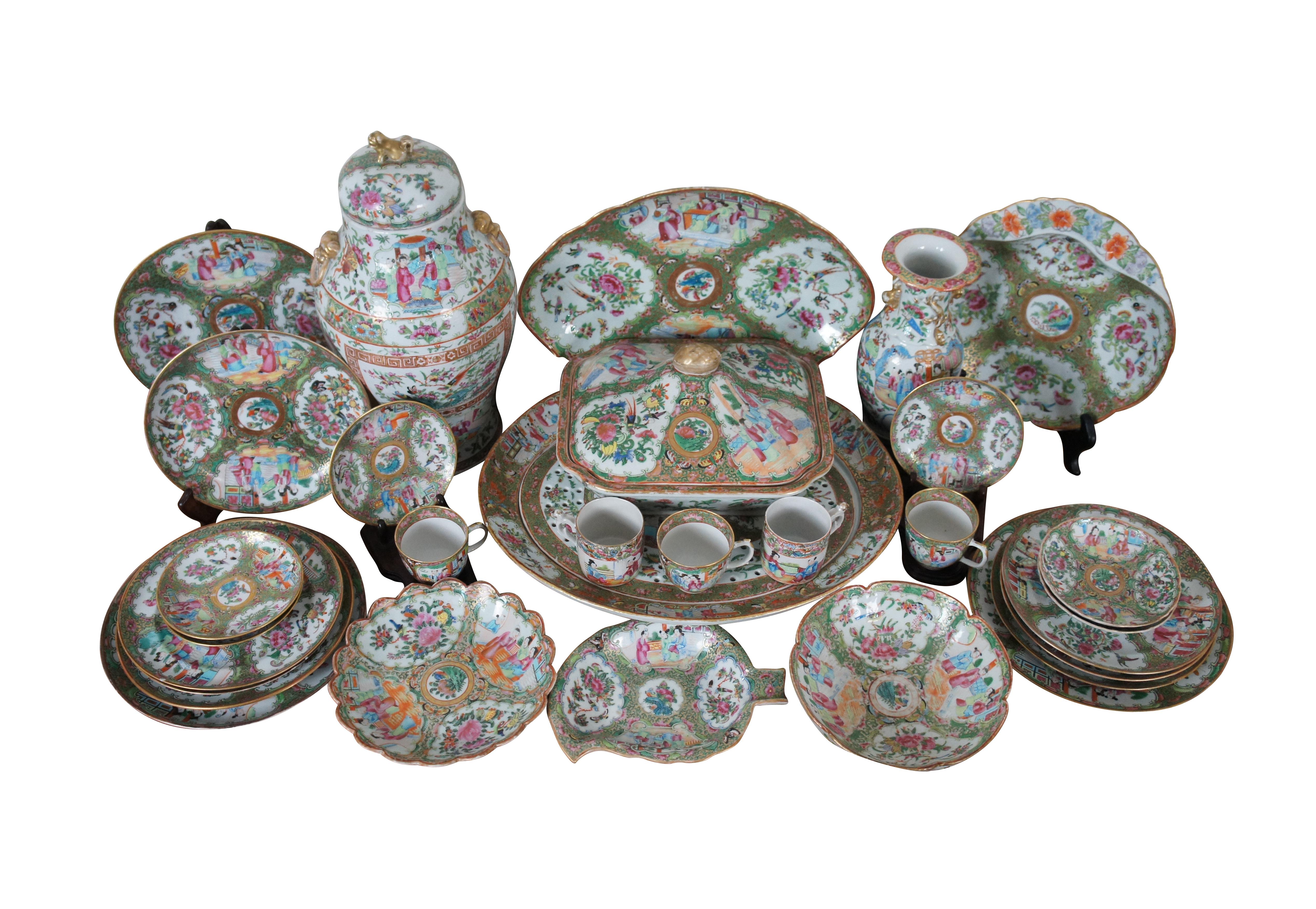 Ancienne porcelaine d'exportation chinoise de 32 pièces présentant le motif Mandarin de la Famille Rose.  L'ensemble comprend une urne de cheminée en forme de pot de gingembre, des assiettes, des plateaux, un vase, des assiettes de service /