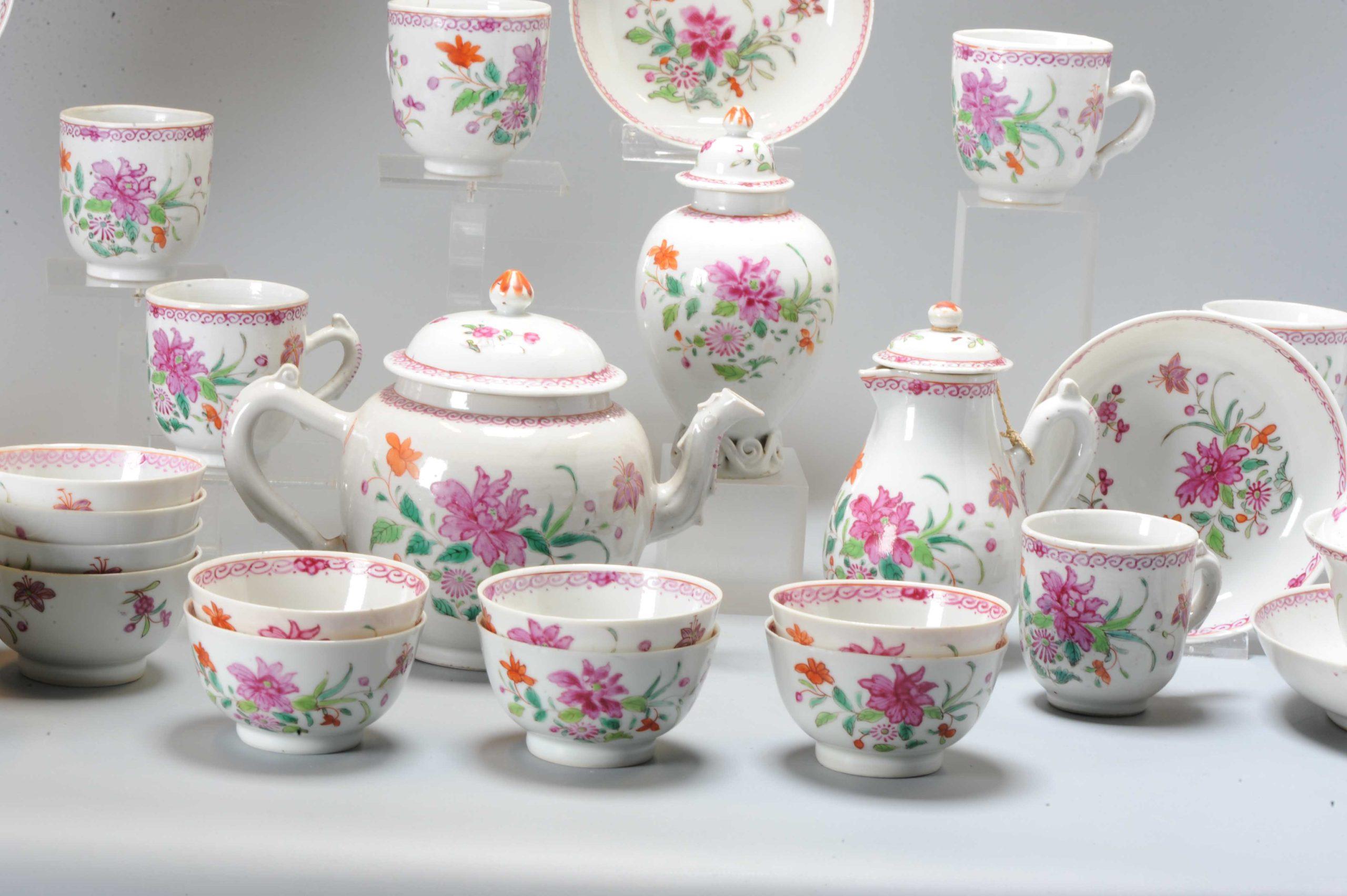 Qianlong, 18. Jahrhundert, Famille Rose. Sehr schöne Malerei
1 Teekanne
1. Milchkännchen
1. Teekanne
1. Schale mit Deckel und Unterteller für Süßigkeiten
1. Waschschüssel mit Unterteller
10 Teeschalen
6 Teetassen
10 Untertassen

Zusätzliche