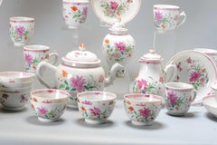Antique 33 Pieces Chinese Porcelain Tea Serving Set Teapot Fencai, 18th Century