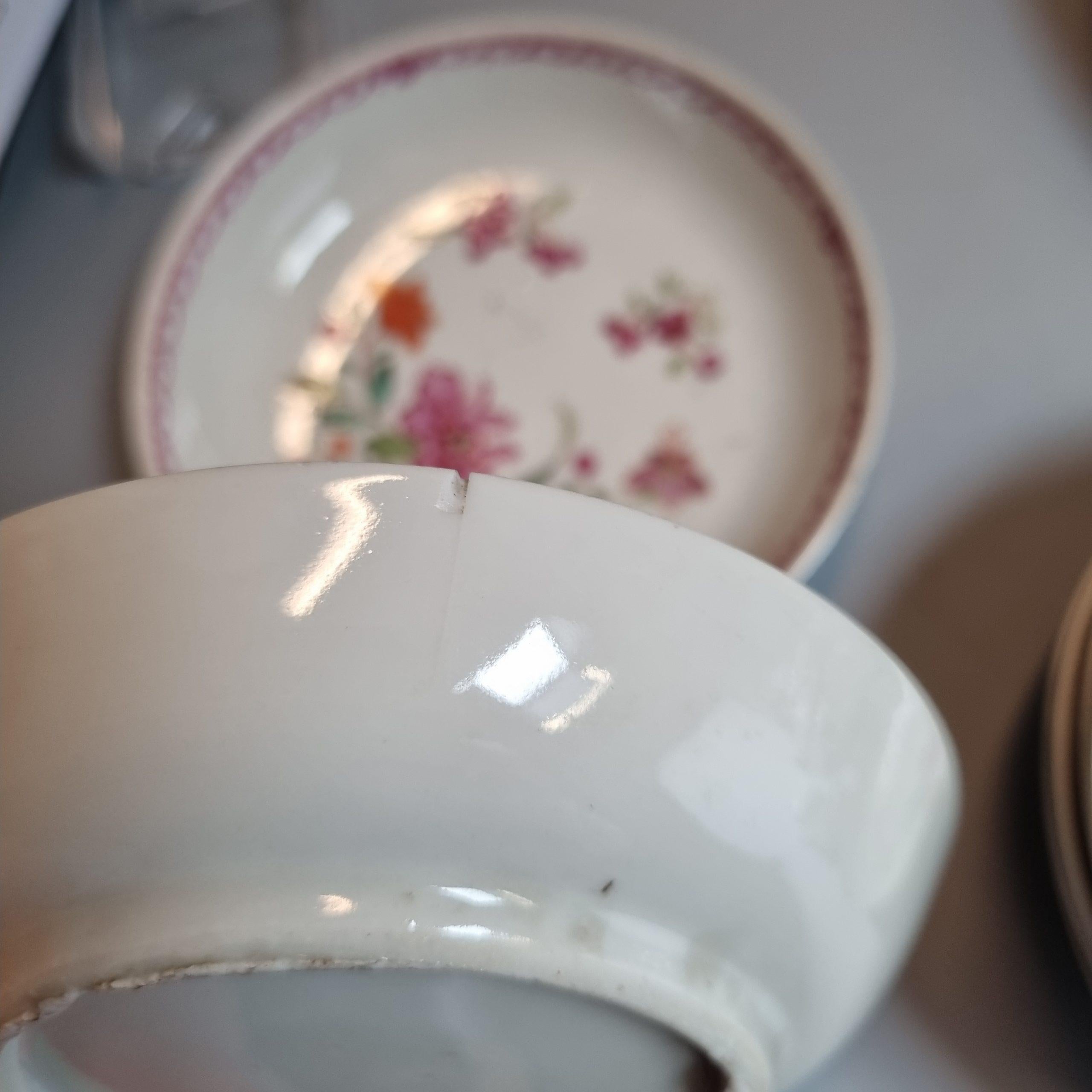 Antike 33 Pieces Chinese Porcelain Tea Serving Set Teapot Fencai, 18. Jahrhundert im Zustand „Gut“ im Angebot in Amsterdam, Noord Holland