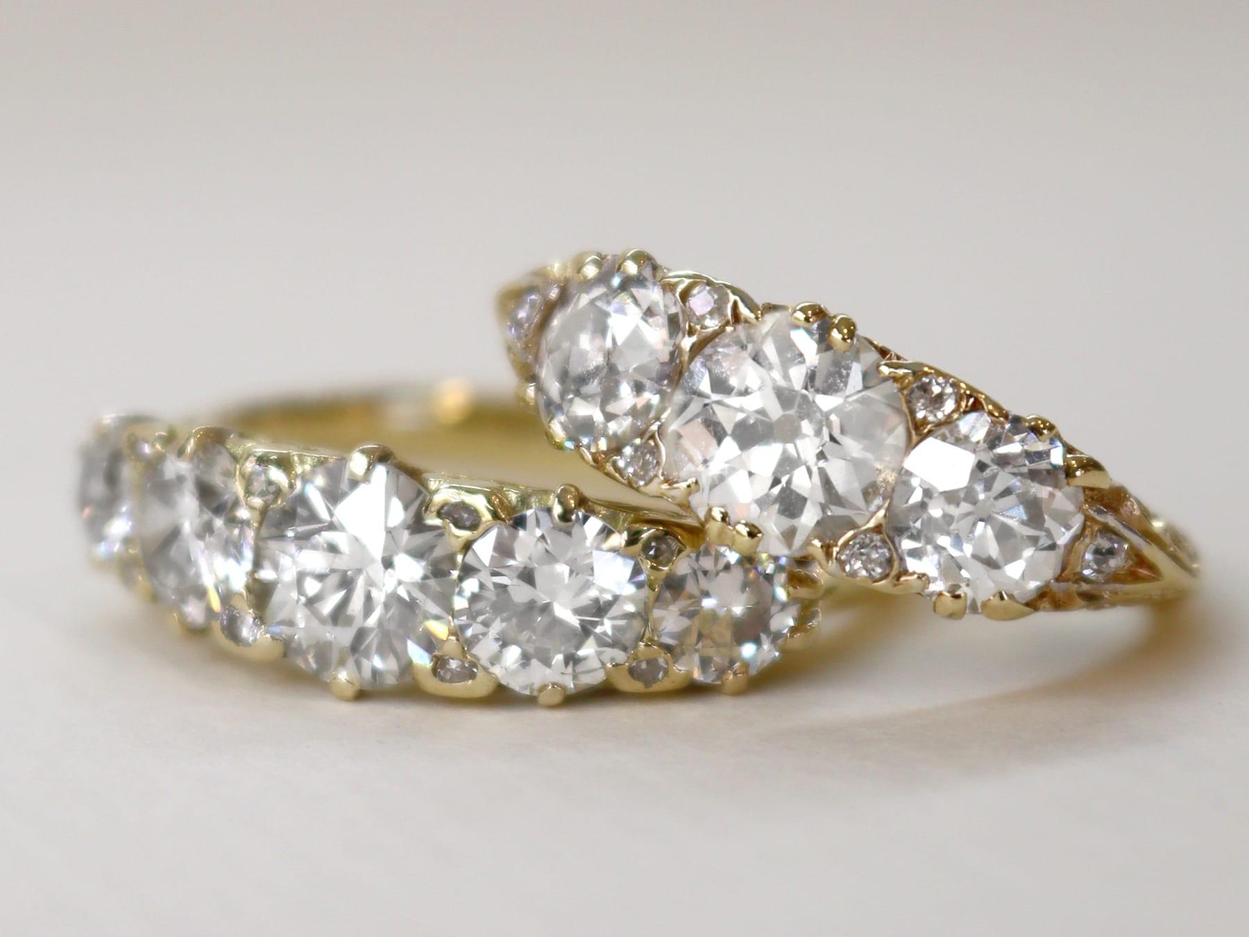 Impresionante anillo antiguo de diamantes de 3,31 quilates y cinco piedras de oro amarillo de 18 quilates; forma parte de nuestras colecciones de joyería antigua y joyería de herencia.

Este impresionante anillo de diamantes antiguo de cinco piedras