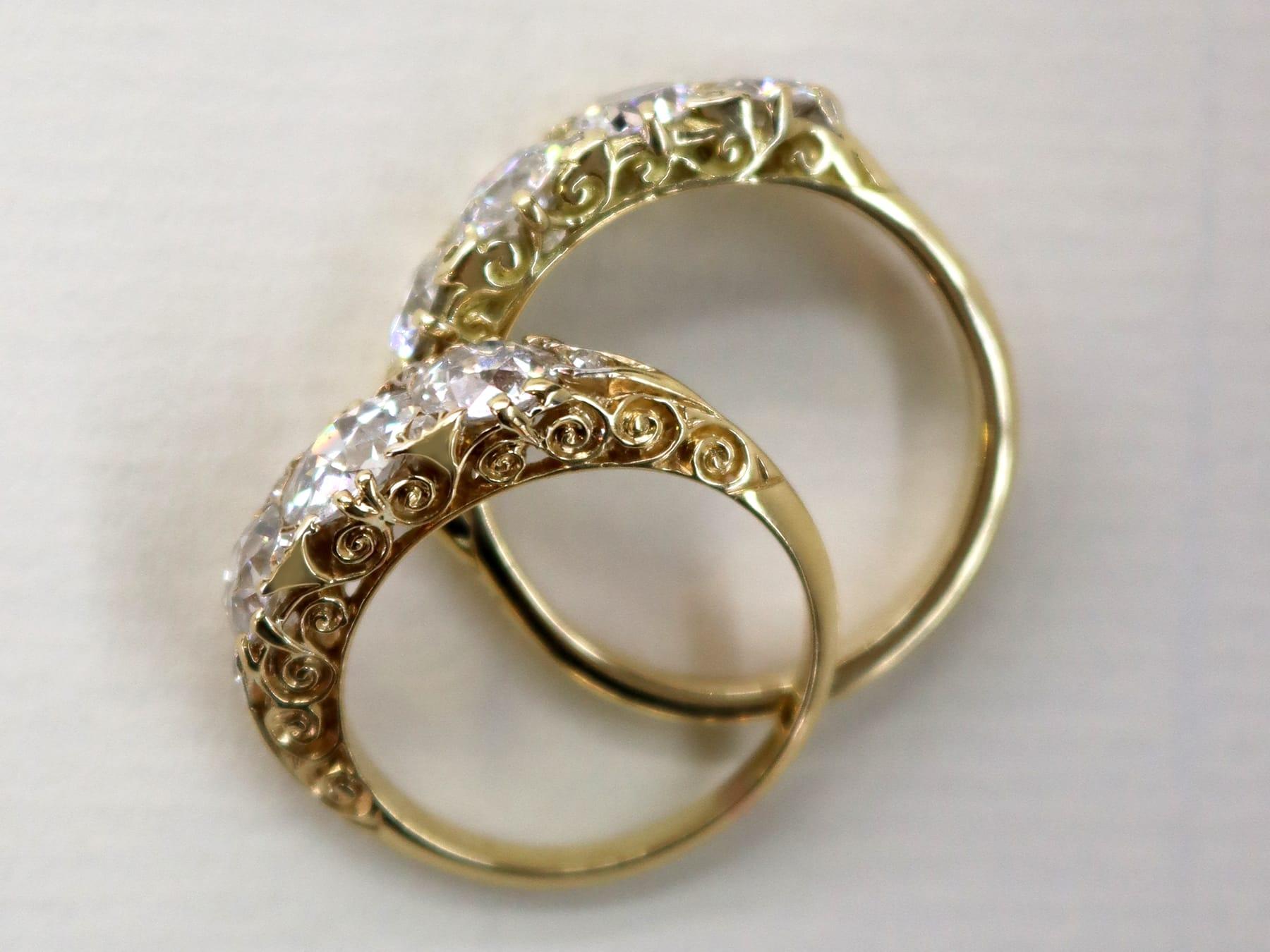 Anillo antiguo de diamantes de 3,31 quilates y cinco piedras de oro amarillo de 18k Corte redondo en venta