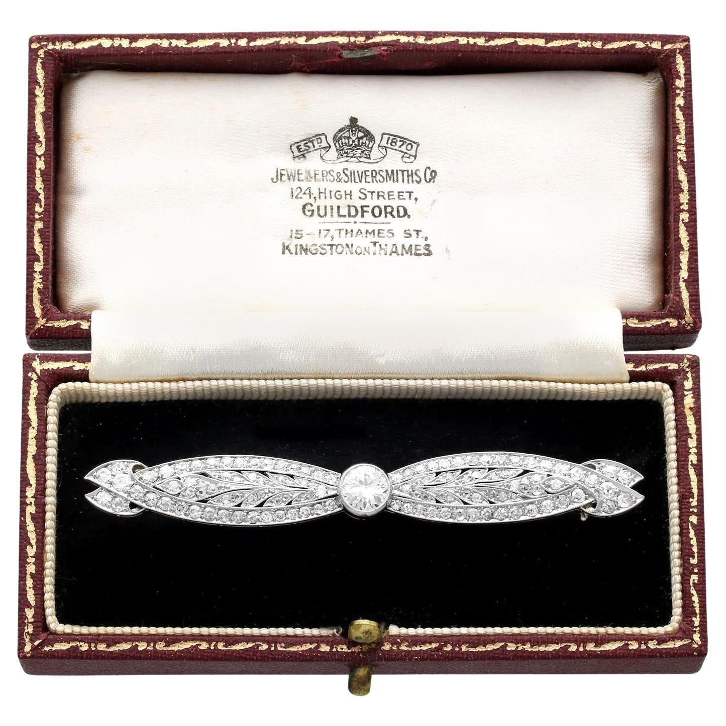 Antiguo broche de platino y diamantes de 3,35 quilates Circa 1925 en venta