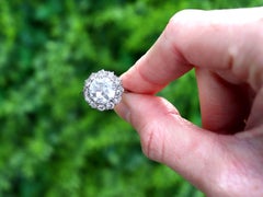Anillo de compromiso antiguo de diamantes y racimo de platino de 3,42 quilates