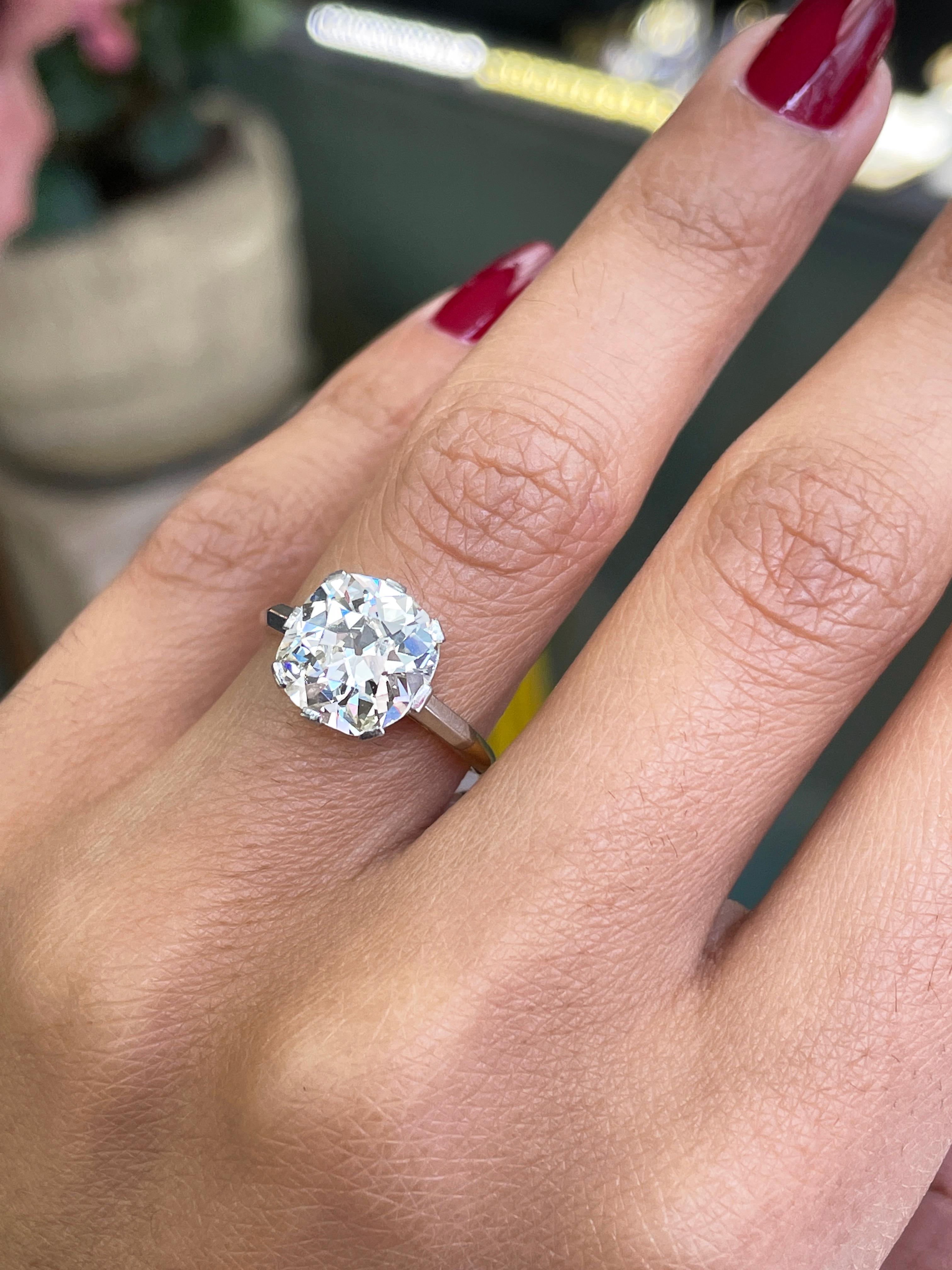 Antique 3.42 Carat Old Cushion Cut Diamond Engagement Ring, circa 1910 In Good Condition For Sale In London, GB