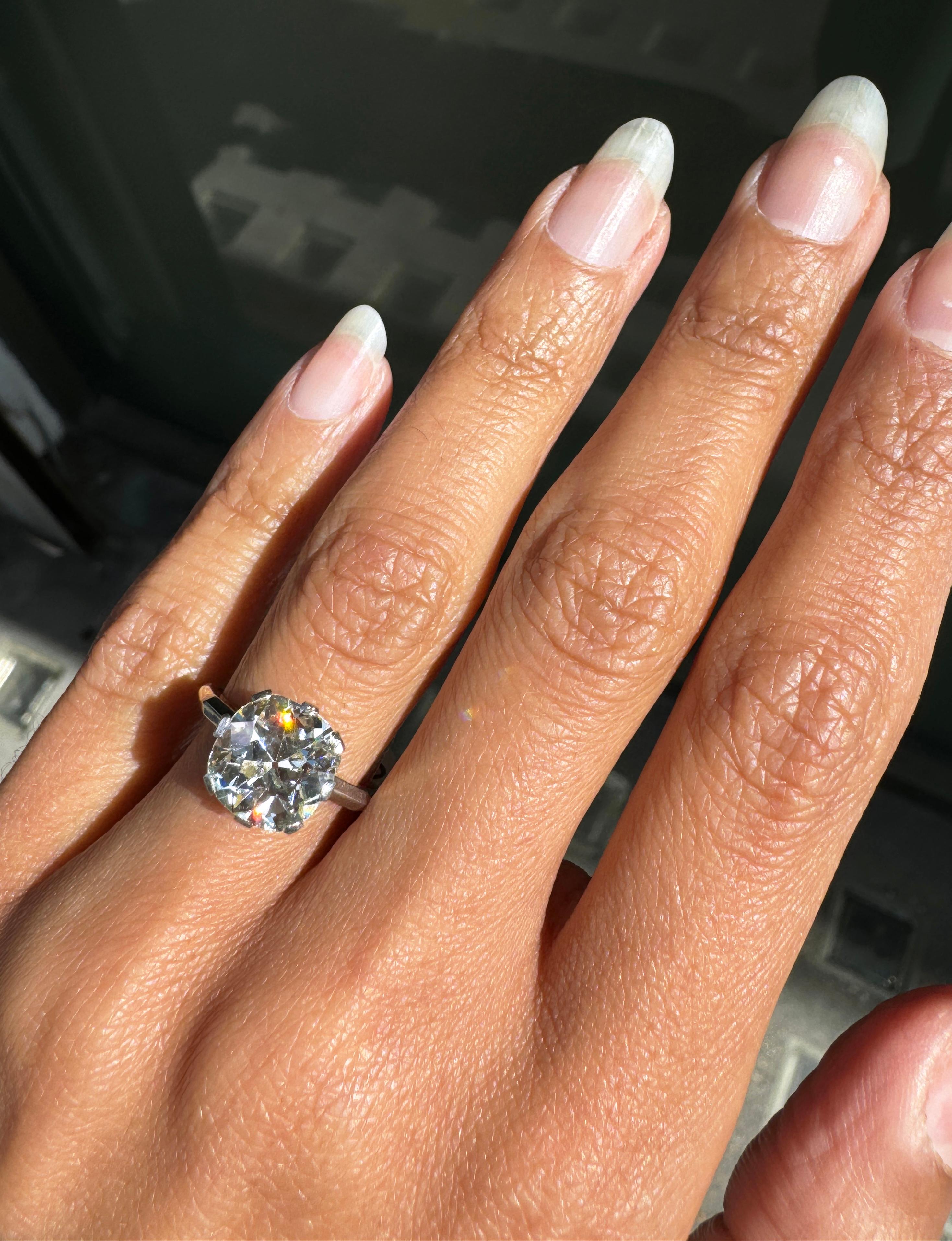 Antique 3.42 Carat Old Cushion Cut Diamond Engagement Ring, circa 1910 In Good Condition For Sale In London, GB
