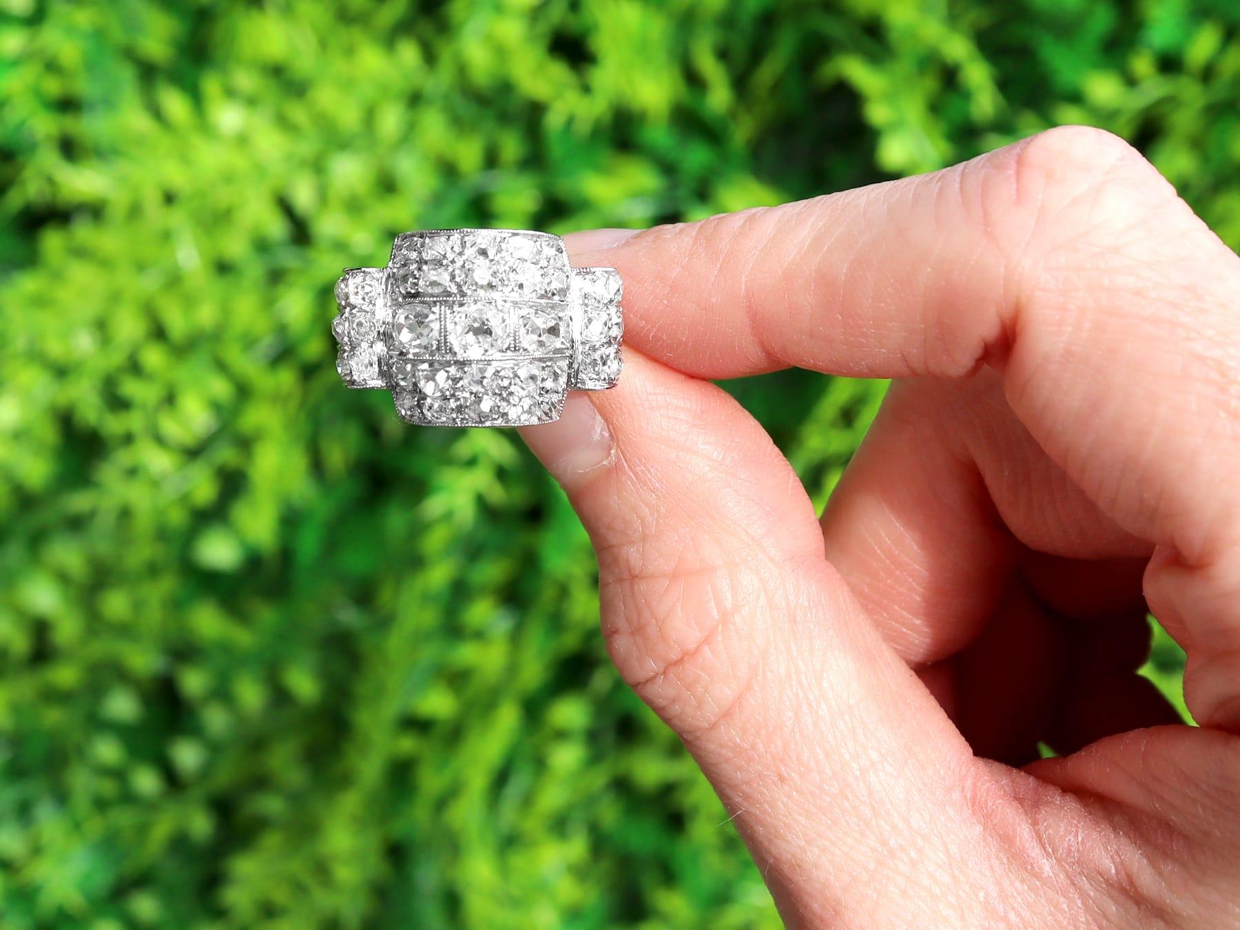 Ein atemberaubender, feiner und beeindruckender antiker Art-Deco-Ring mit 3,44 Karat aus Diamanten und Platin; Teil unserer verschiedenen Diamant-Kleiderringe-Kollektionen.

Dieser atemberaubende, feine und beeindruckende antike Diamantring ist aus