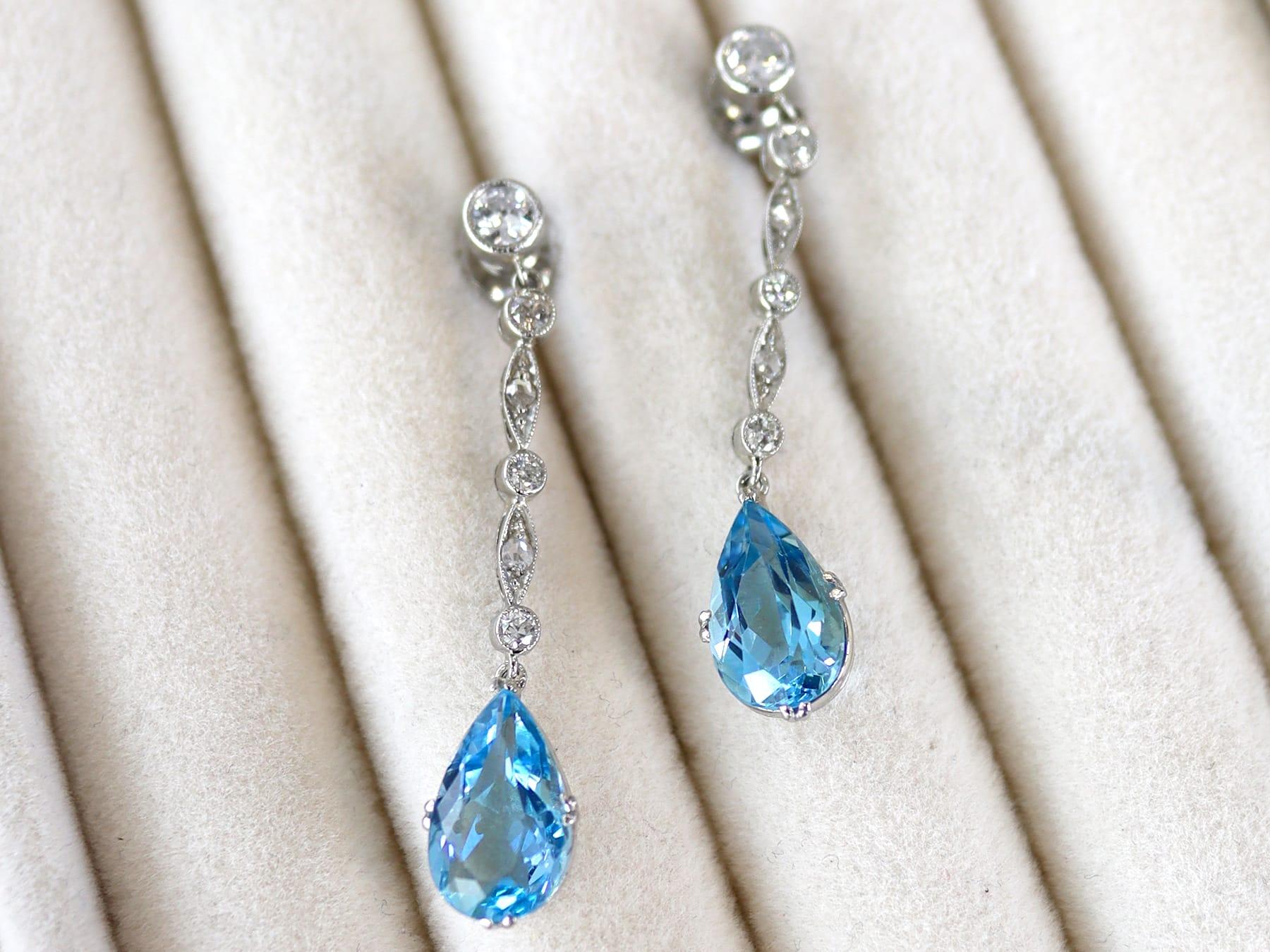 Antique 3.45ct Aquamarine and 0.60ct Diamond, Platinum Drop Earrings Circa 1925 en Excelente estado para la venta en Jesmond, Newcastle Upon Tyne