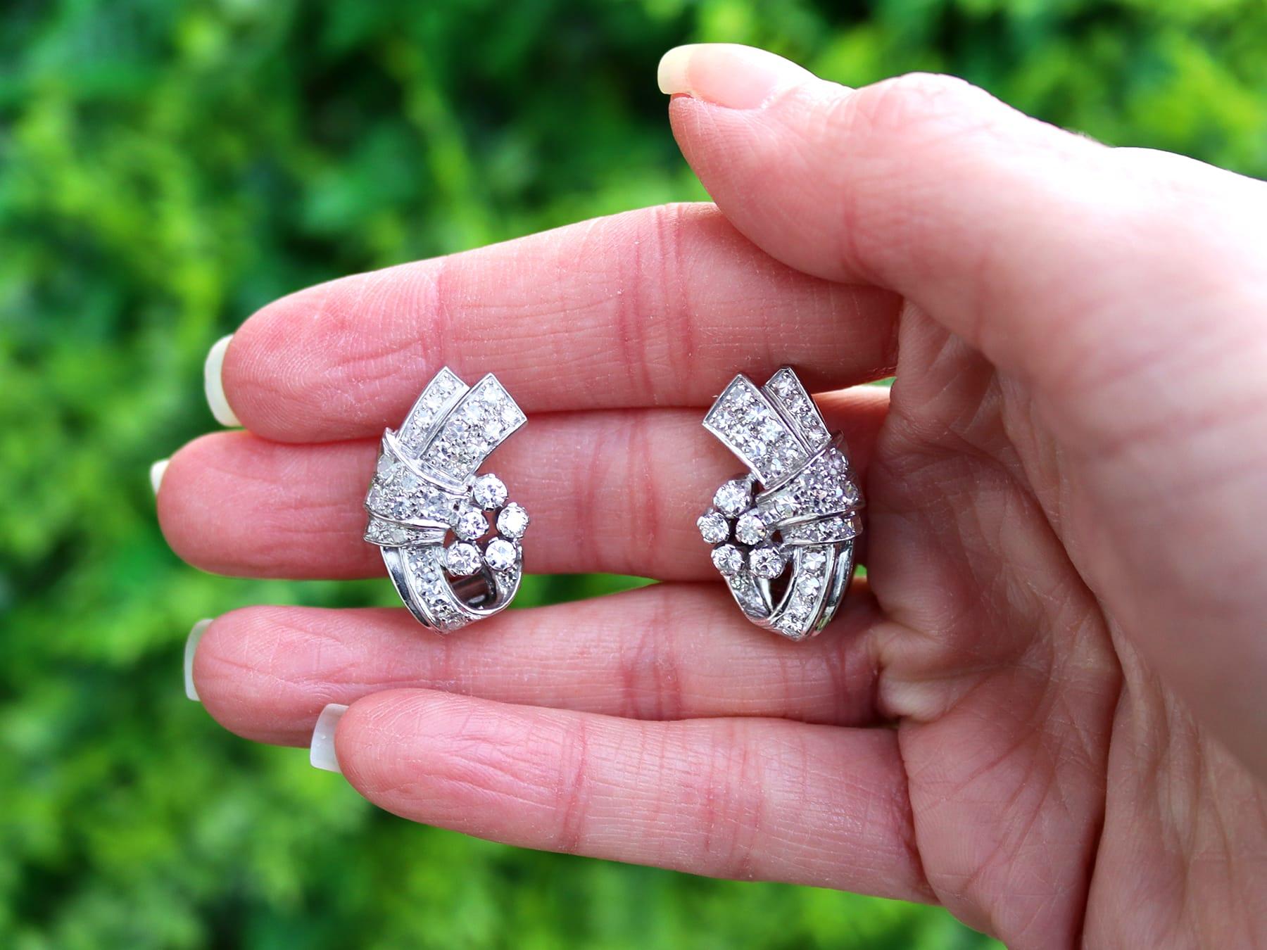 Une superbe paire de boucles d'oreilles en diamant et platine de 3,52 carats, faisant partie de notre collection variée de boucles d'oreilles anciennes.

Ces magnifiques boucles d'oreilles en diamant ancien ont été réalisées en platine.

Chaque