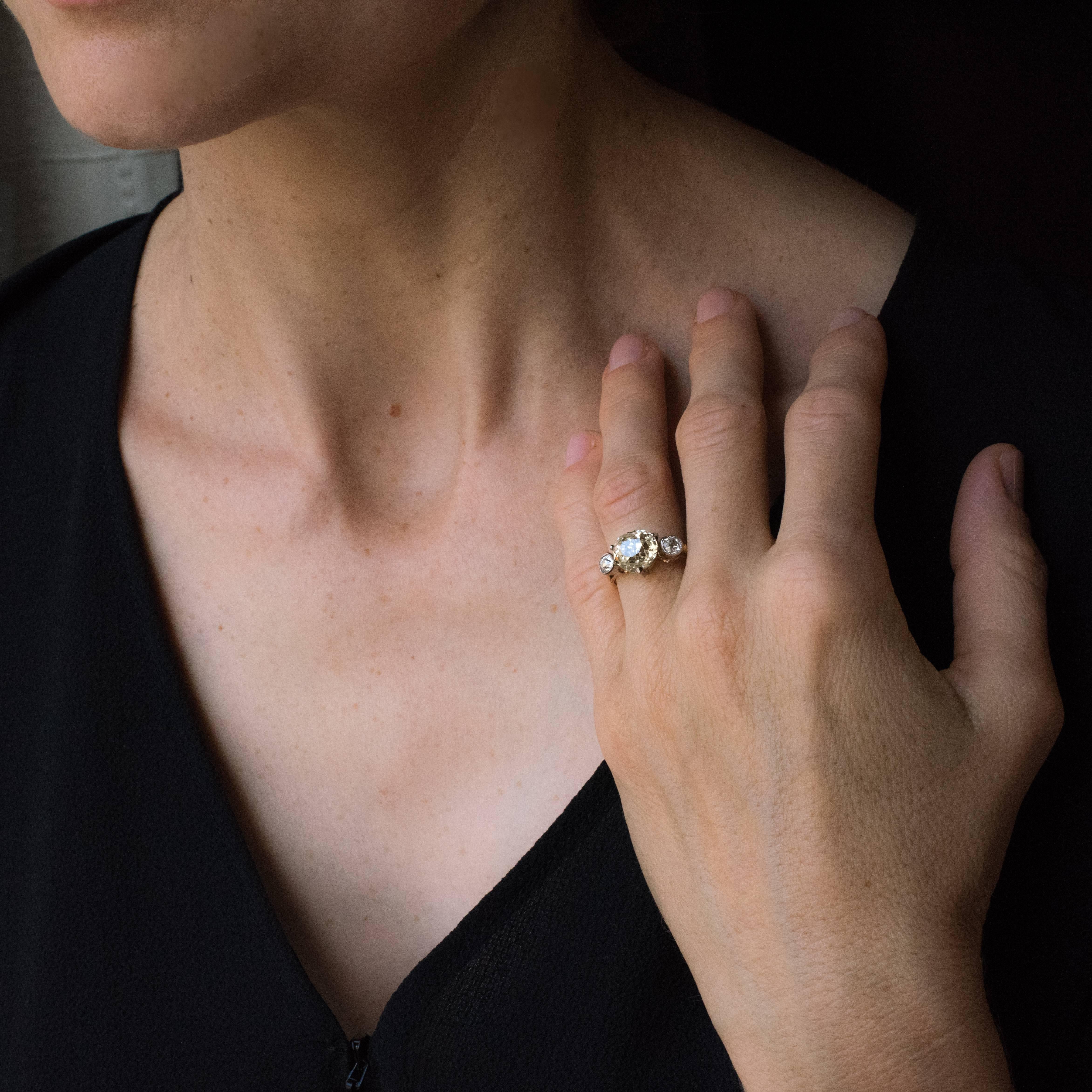 18 karat yellow gold ring, eagle head hallmark.
Featuring a heart cut yellow diamond that is set with 3 claws into an openwork bed. The shoulders are each bezel set with another diamond.
The antique diamonds date from the 19th Century, the ring