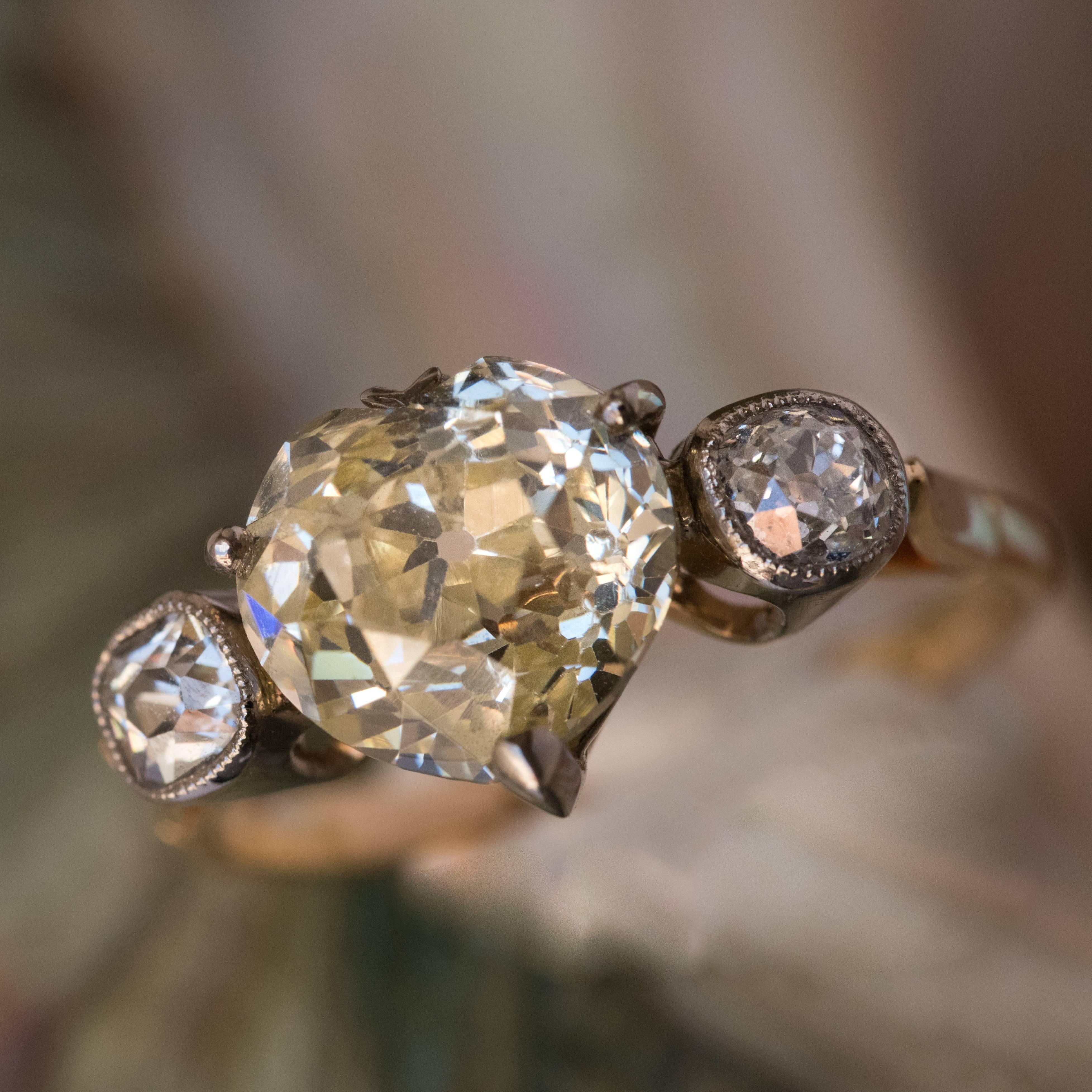 French Antique 3.58 Carat Fancy Yellow Heart Cut Diamond Gold Ring In Good Condition In Poitiers, FR