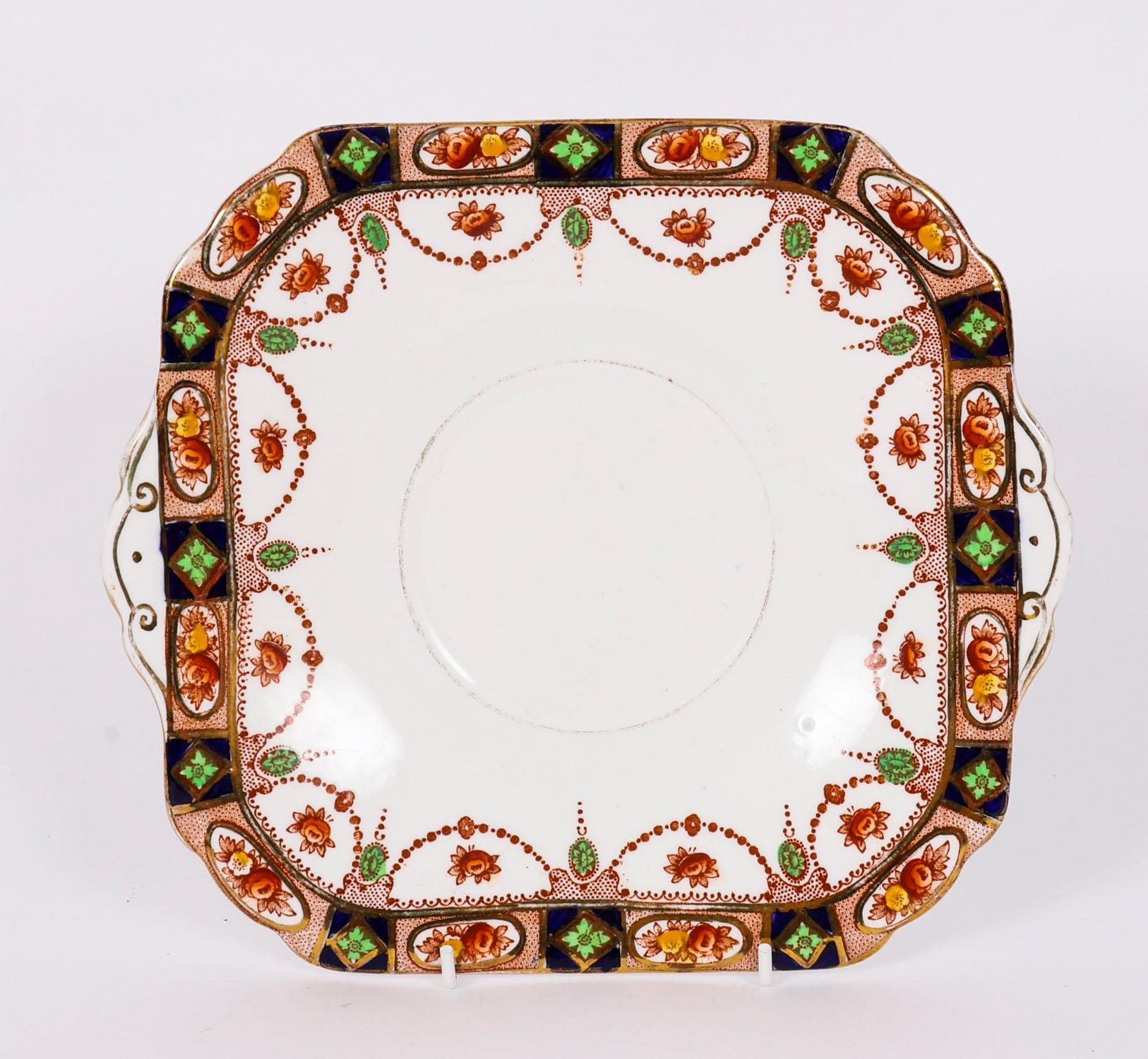 Si tratta di un meraviglioso set da tè in porcellana Imari Burgess Bros Carlisle Ware da 38 pezzi, datato dal 1922 al 1939.

Burgess Bros China si riferisce alla terracotta prodotta da Burgess Brothers, un'azienda di Longton, Stoke-on-Trent, dal