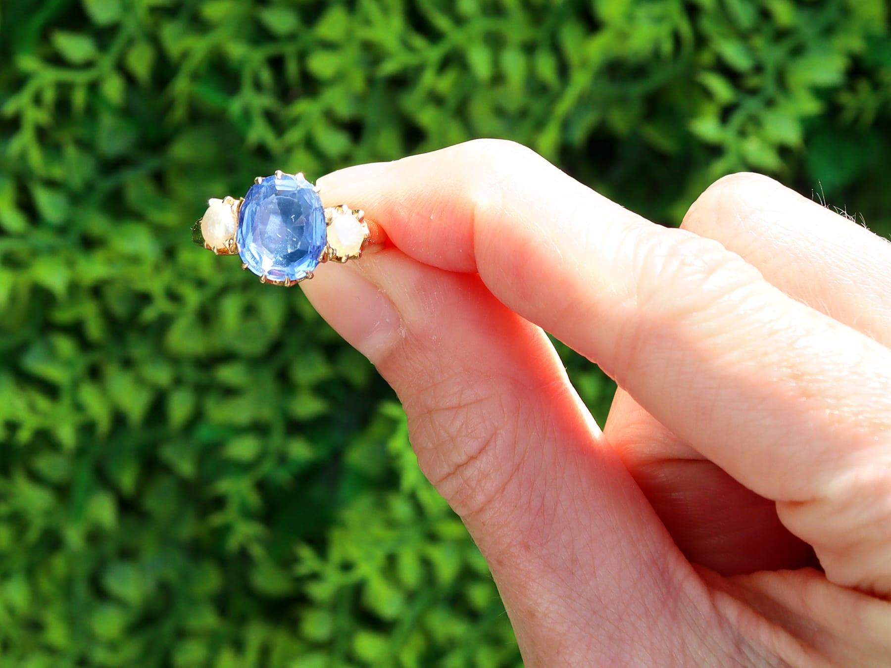Uno splendido anello trilogy in oro giallo 18 carati con zaffiro di Ceylon e perla naturale di 3,80 carati, che fa parte della nostra collezione di anelli con zaffiri non trattati. 

Questo splendido anello con zaffiro antico, raffinato e di grande