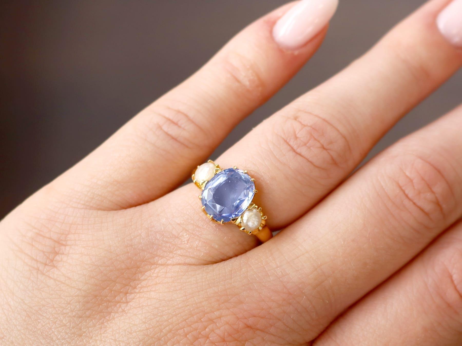 Taglio cuscino Anello antico a trilogia in oro giallo 18 carati con zaffiro di Ceylon e perla naturale da 3,80 carati in vendita