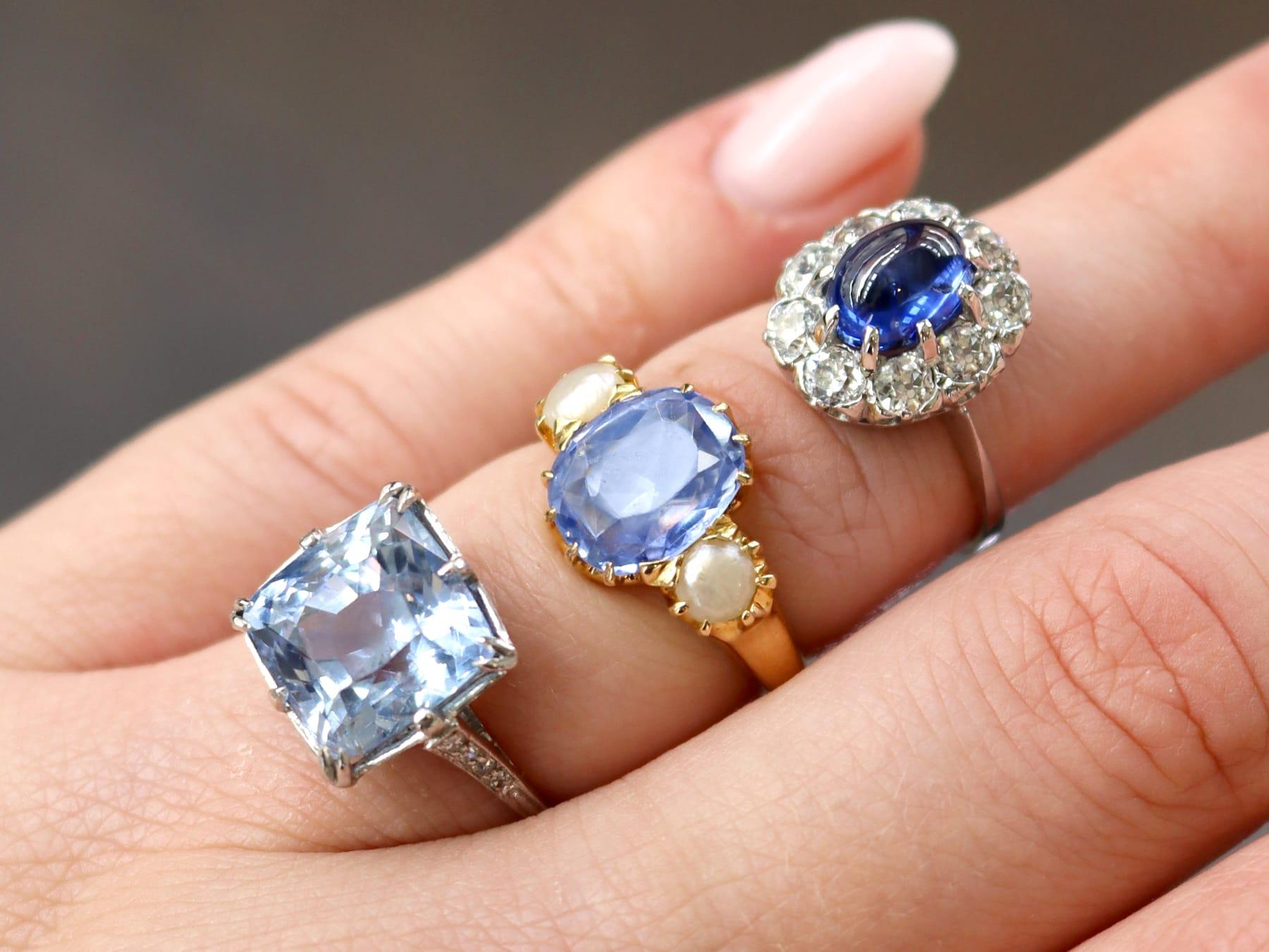 Anello antico a trilogia in oro giallo 18 carati con zaffiro di Ceylon e perla naturale da 3,80 carati In condizioni ottime in vendita a Jesmond, Newcastle Upon Tyne