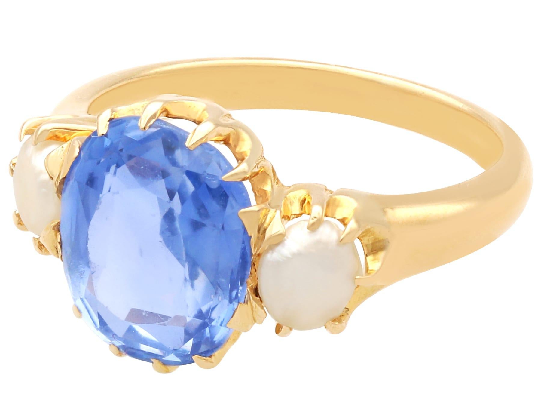 Anello antico a trilogia in oro giallo 18 carati con zaffiro di Ceylon e perla naturale da 3,80 carati in vendita 1